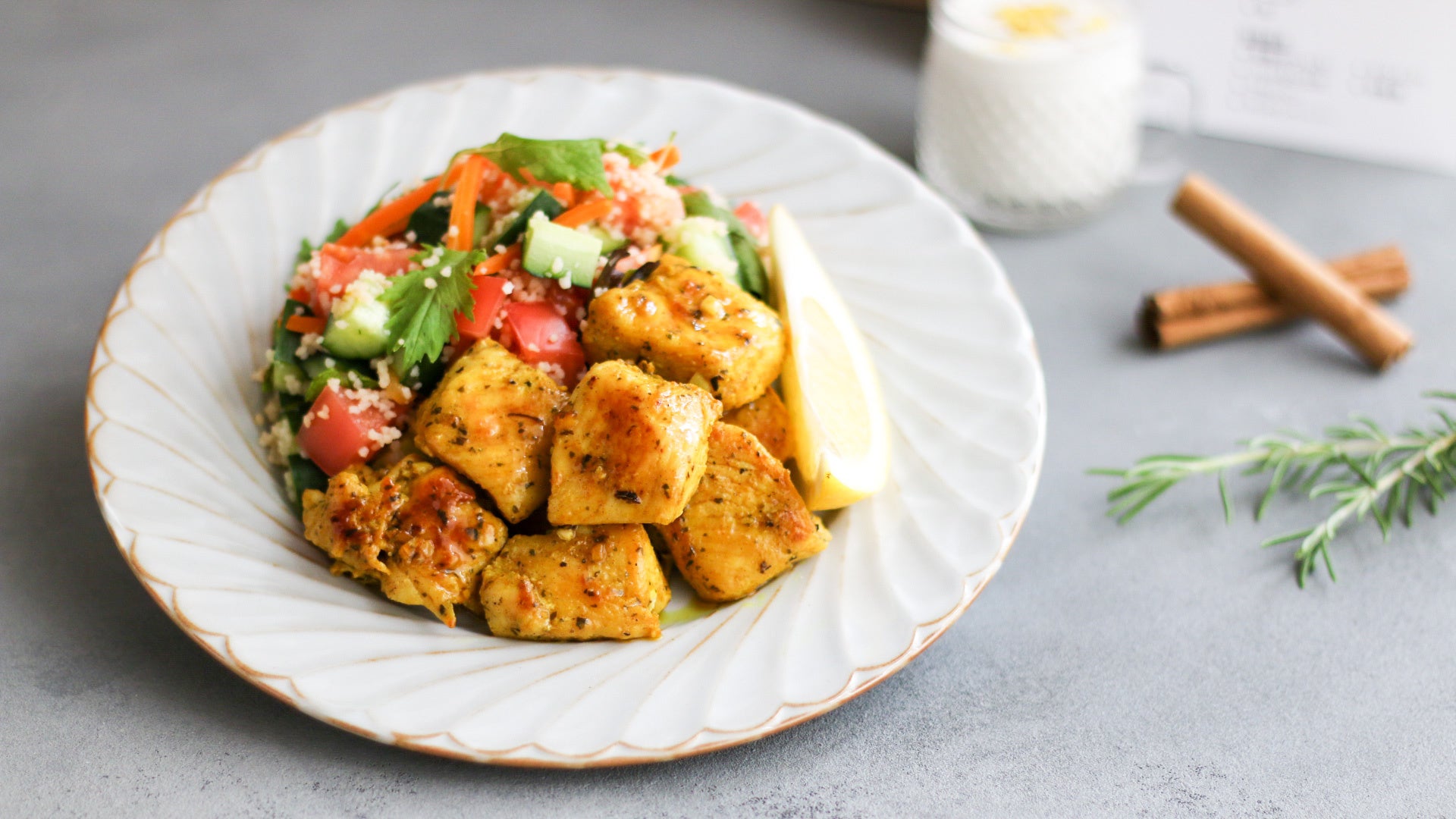 ガーリック&パプリカチキンレモンヨーグルトソース添え、クスクスのサラダ