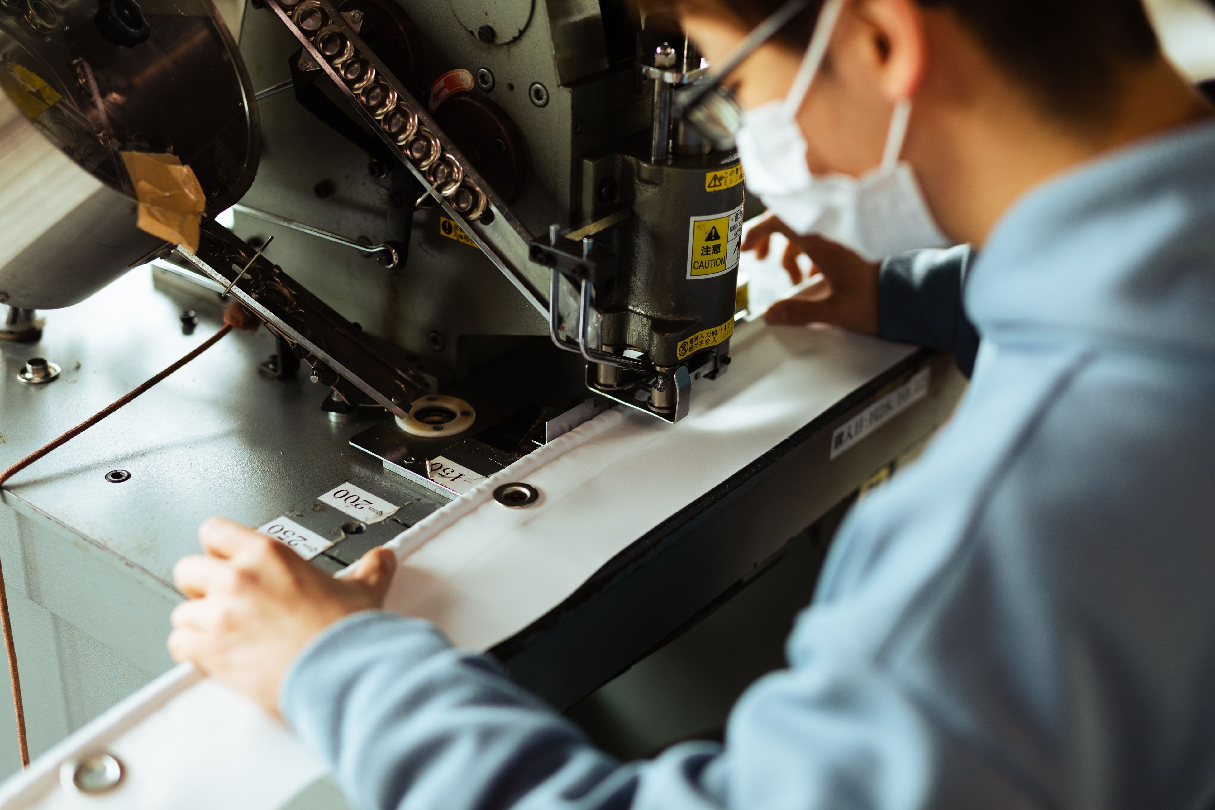 膜材の縫製作業