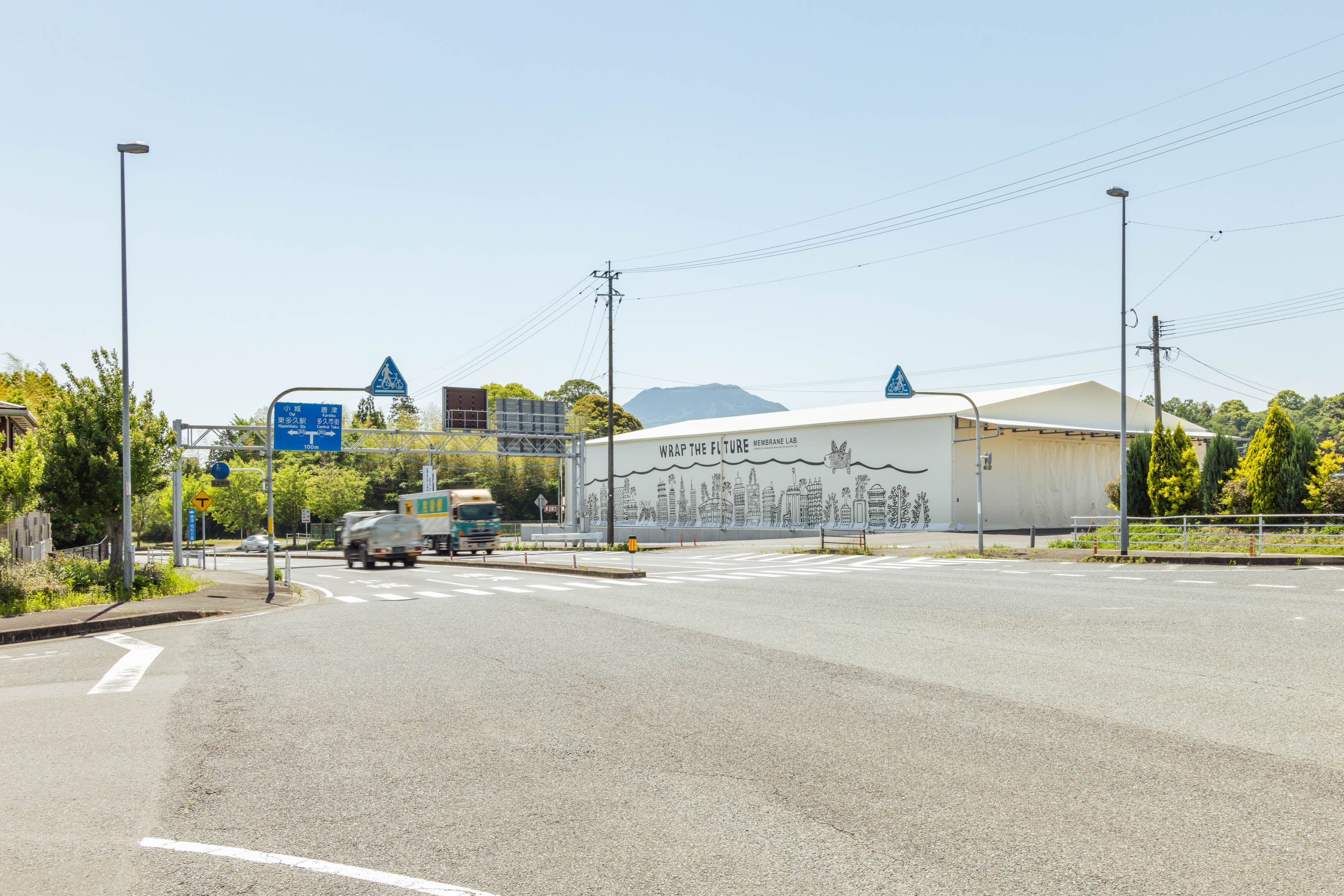 交通量の多い長崎自動車道の多久ＩＣ付近に立地