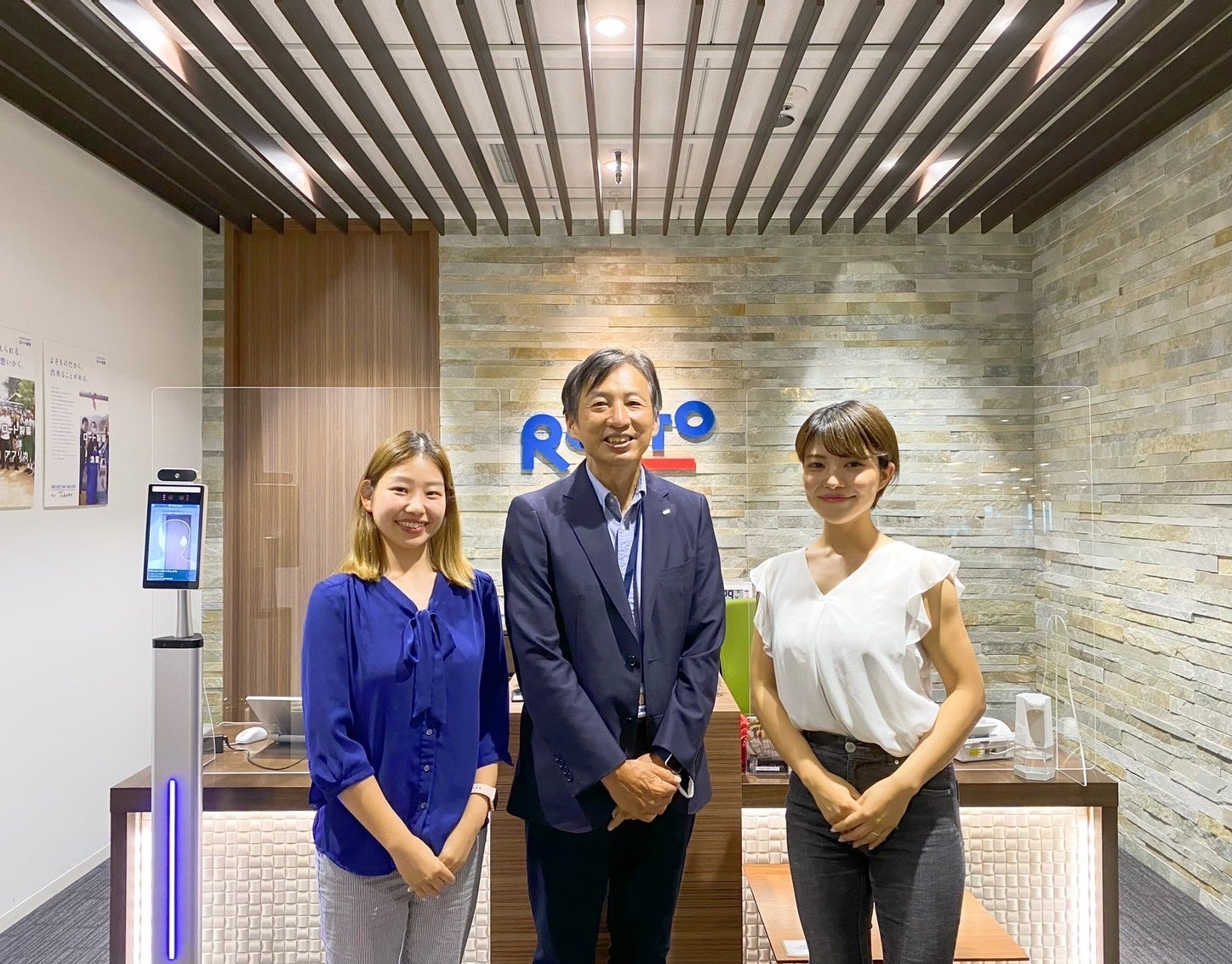 ロート製薬×株式会社ニューラルポート (中央)山田邦雄会長　(左)島藤安奈　(右)島藤純奈