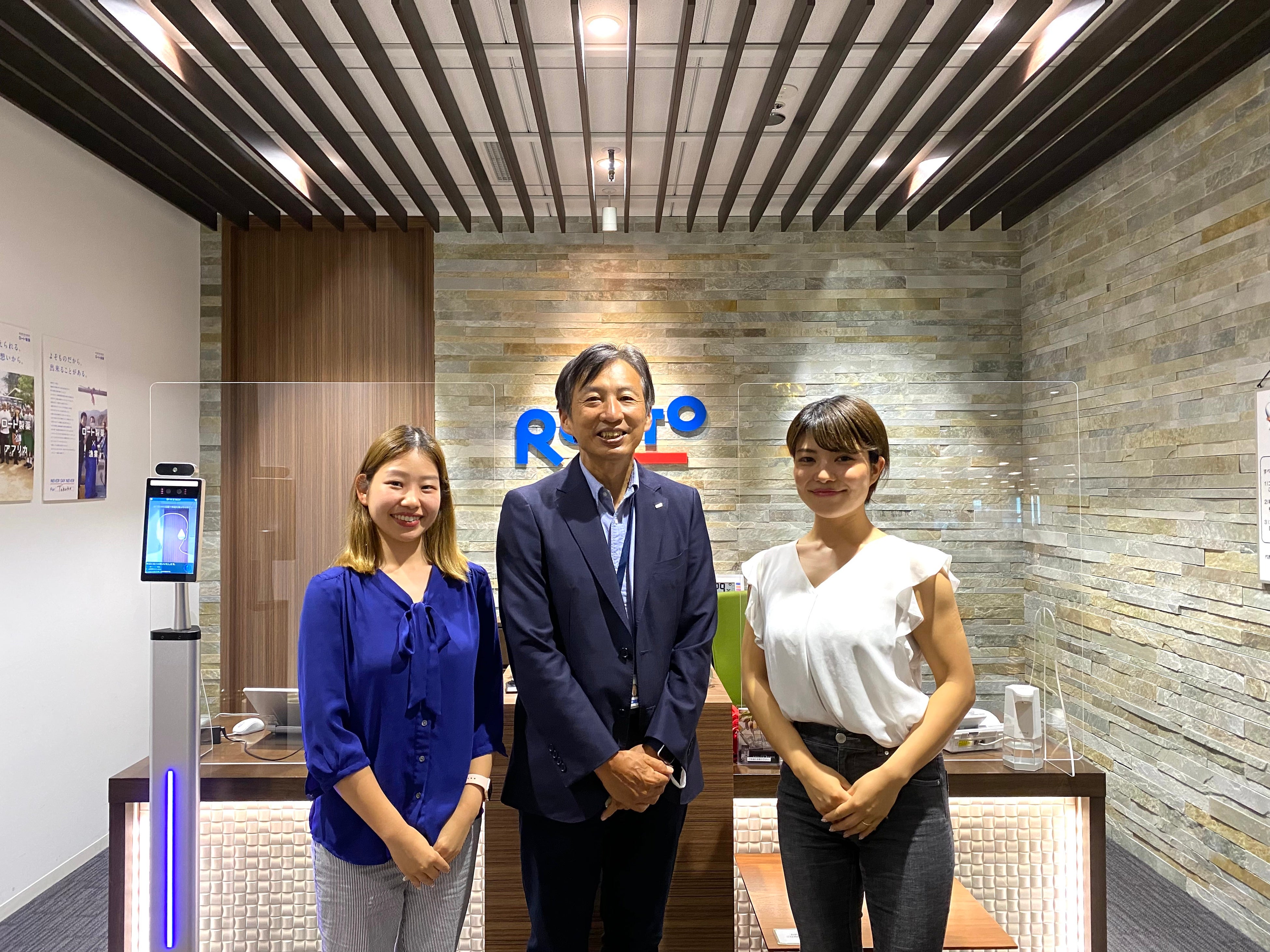 ロート製薬×株式会社ニューラルポート (中央)山田邦雄会長　(左)島藤安奈　(右)島藤純奈