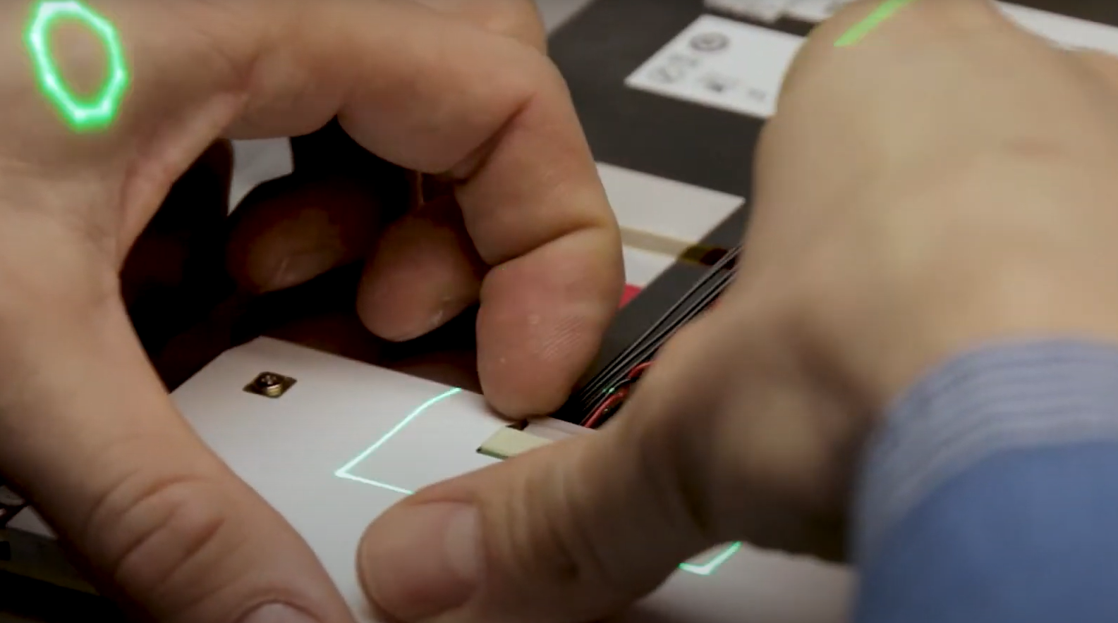 レーザーで部品の取付位置を示している様子