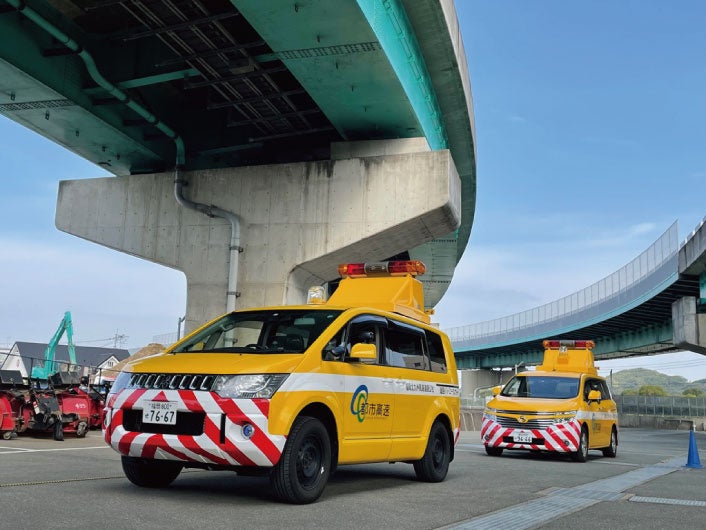 都市高速をパトロールし、事故や落下物などの対応にあたります。