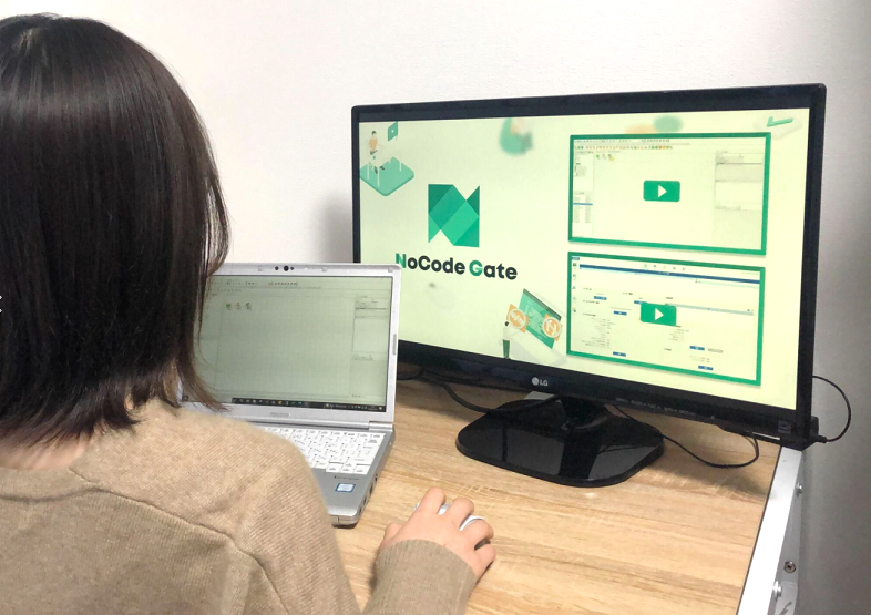 リスキリングサイトで学習する様子