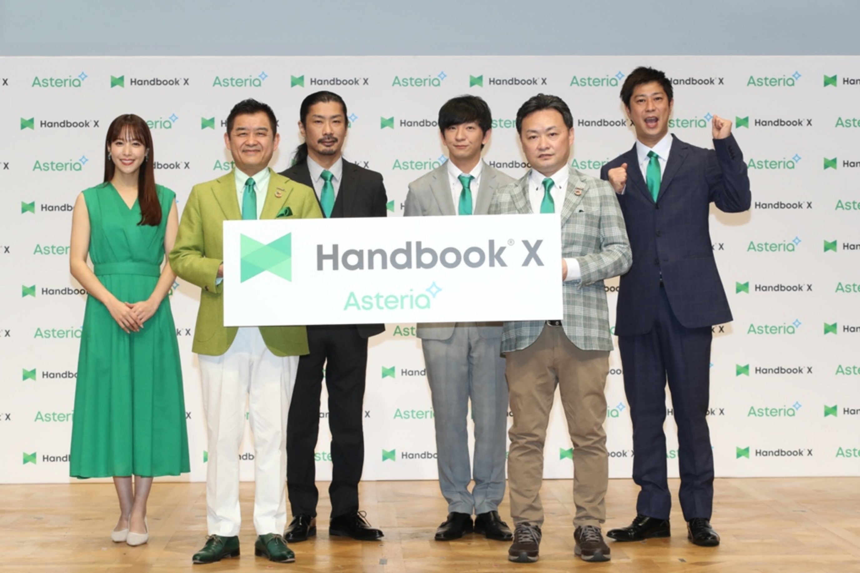 （左から）鷲見 玲奈, 代表取締役社長　平野 洋一郎, 菅 良太郎（パンサー）, 向井 慧（パンサー）, マーケティング本部 副本部長 東出 武也, 尾形 貴弘（パンサー）