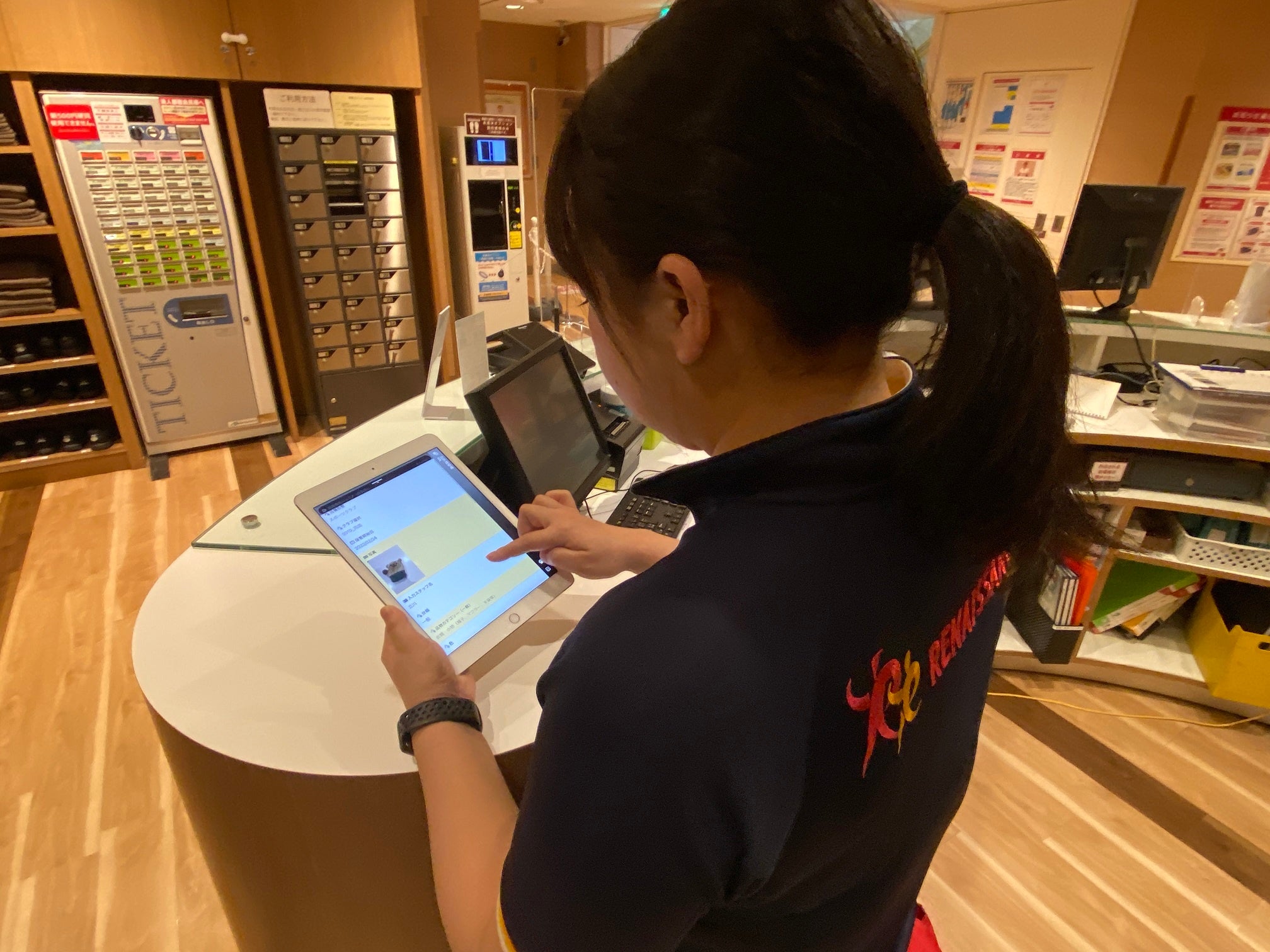 問い合わせのあった落とし物をアプリで検索する様子（従来は紙の台帳を目視で探していた）