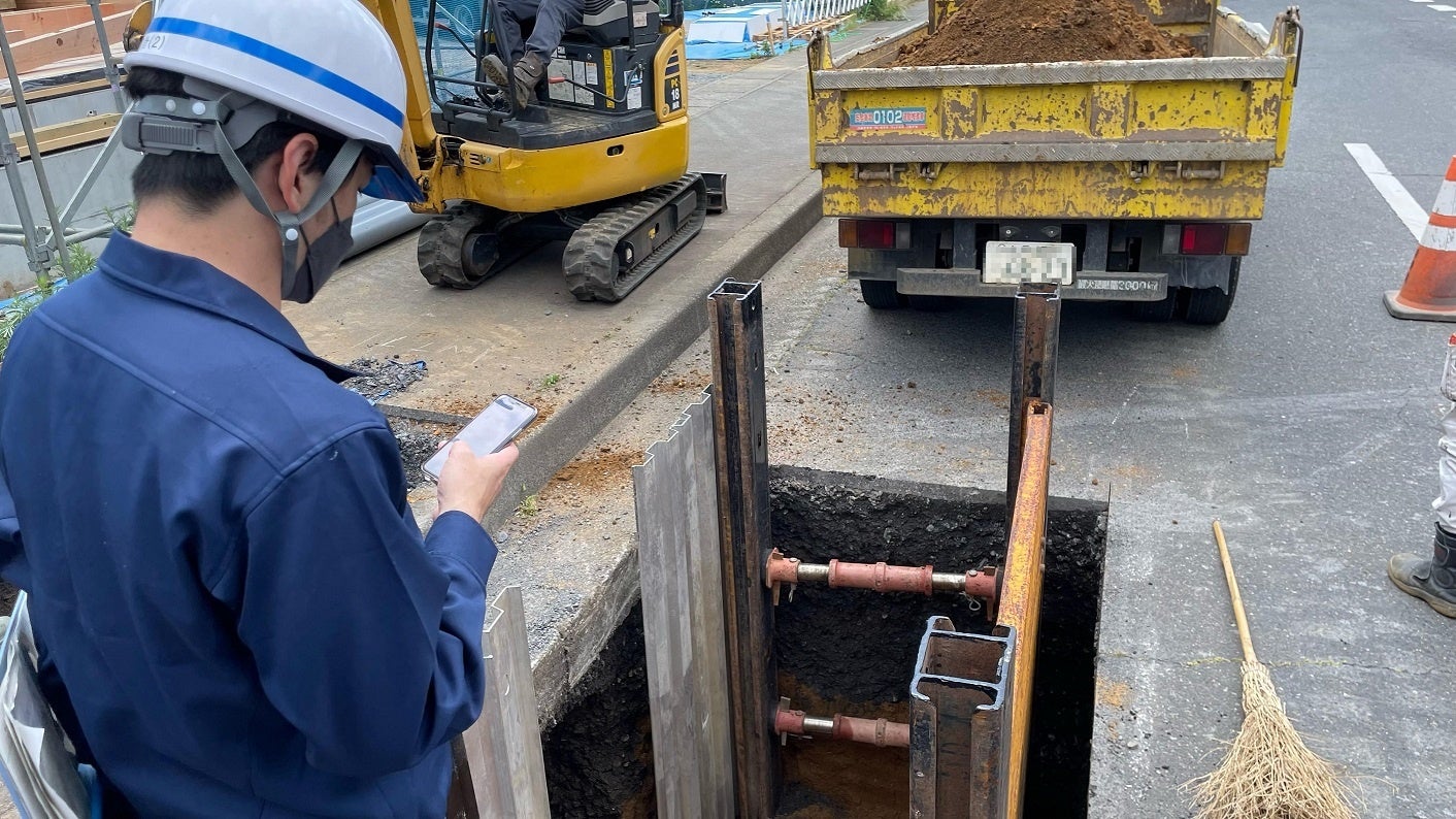 確認した現況の情報を、現場からすぐにスマホで報告する様子