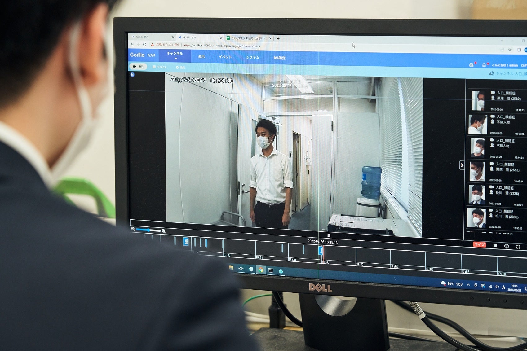 AIカメラでサーバールーム等の入退室を監視 （登録されていない人物を認識すると担当者にLINEで通知）