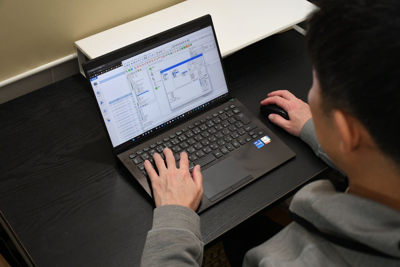 ノーコード開発をする様子