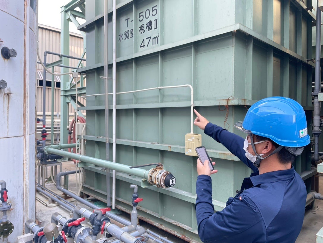 現場からアプリを使って報告する様子