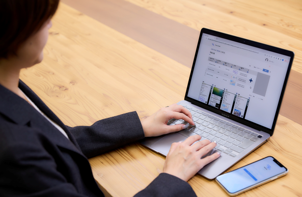 ノーコードでアプリを作成する様子