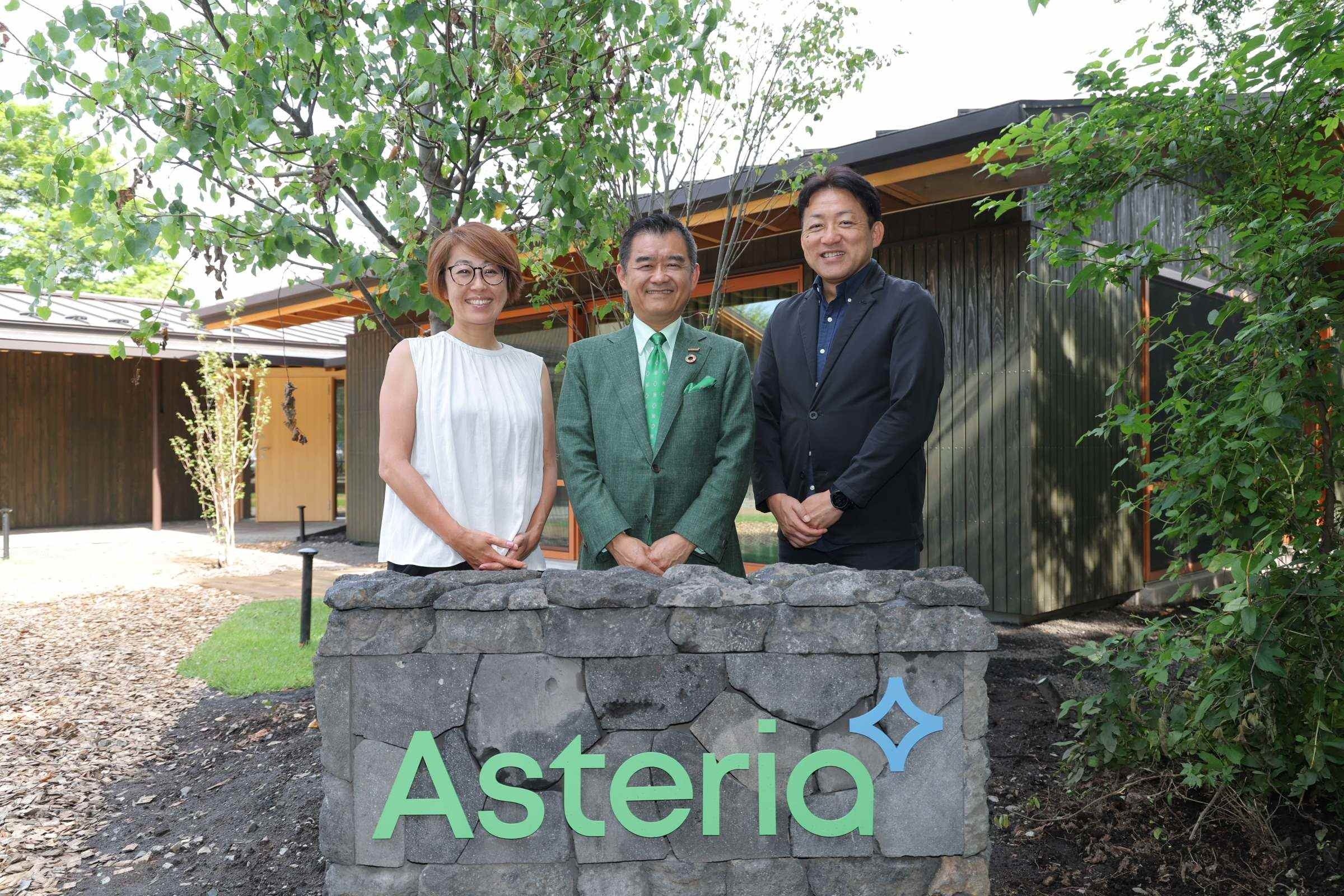 グランドオープンセレモニーの様子（左からアステリアCWO島田、社長 平野、CCC天川氏）