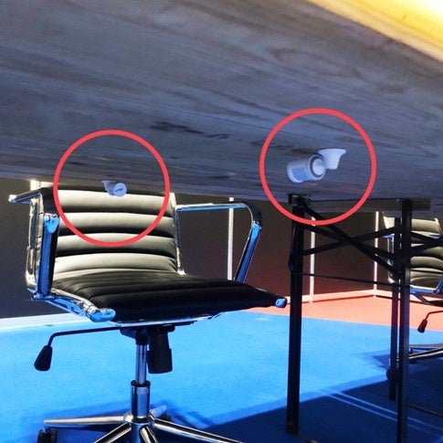 テーブル下に設置した人感センサー