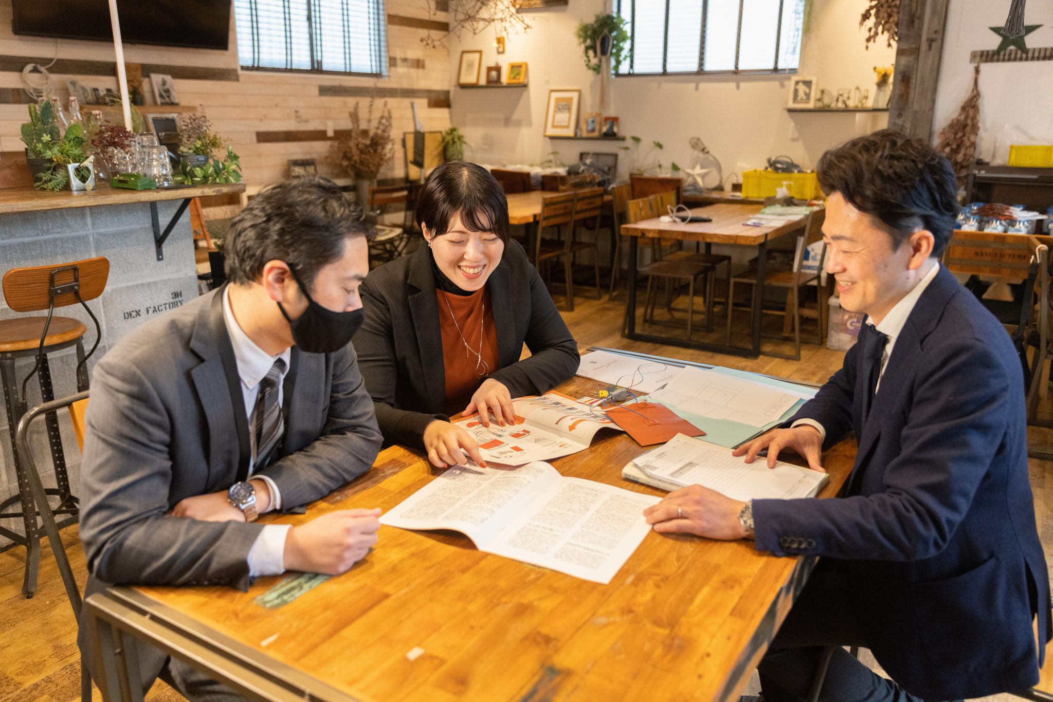 アニュアルレポート作成では、社員をグループに分け、数多くのディスカッションを重ねた