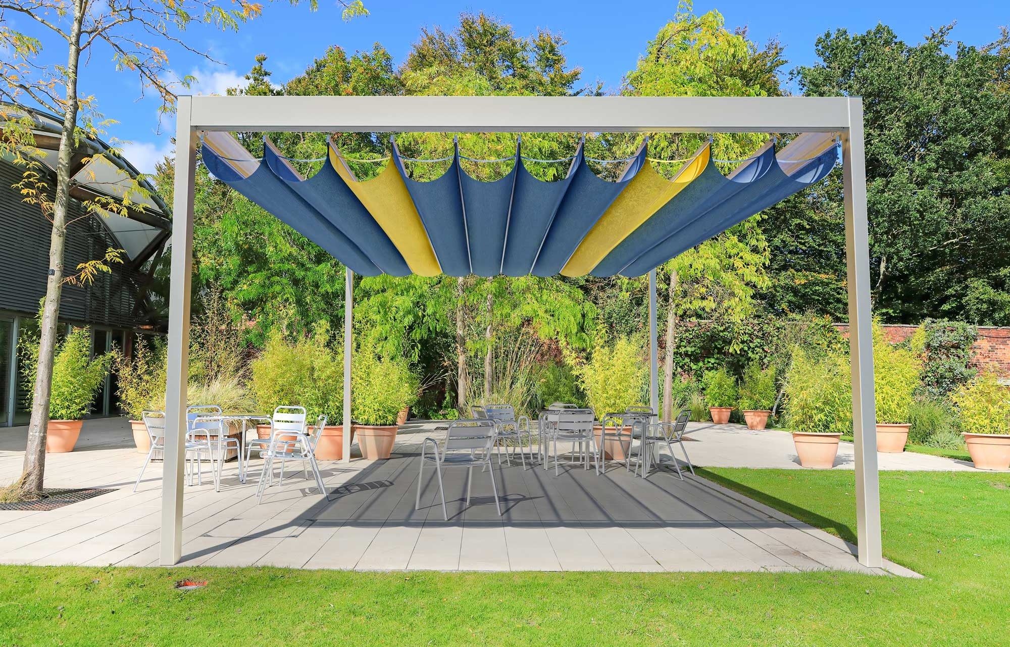 ※スパンごとに生地が取り外せるため、キャンバスの2色展開も可能。