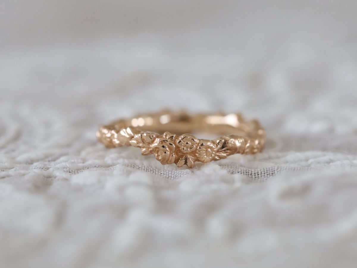 中世ヨーロッパの言い伝えからインスピレーションを受けた花冠の指輪