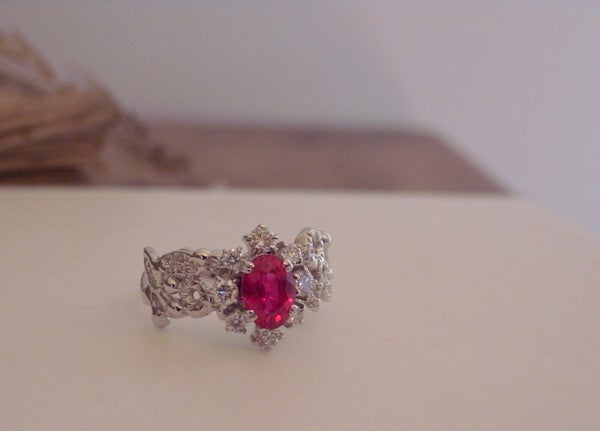 深い色合いのルビーの指輪