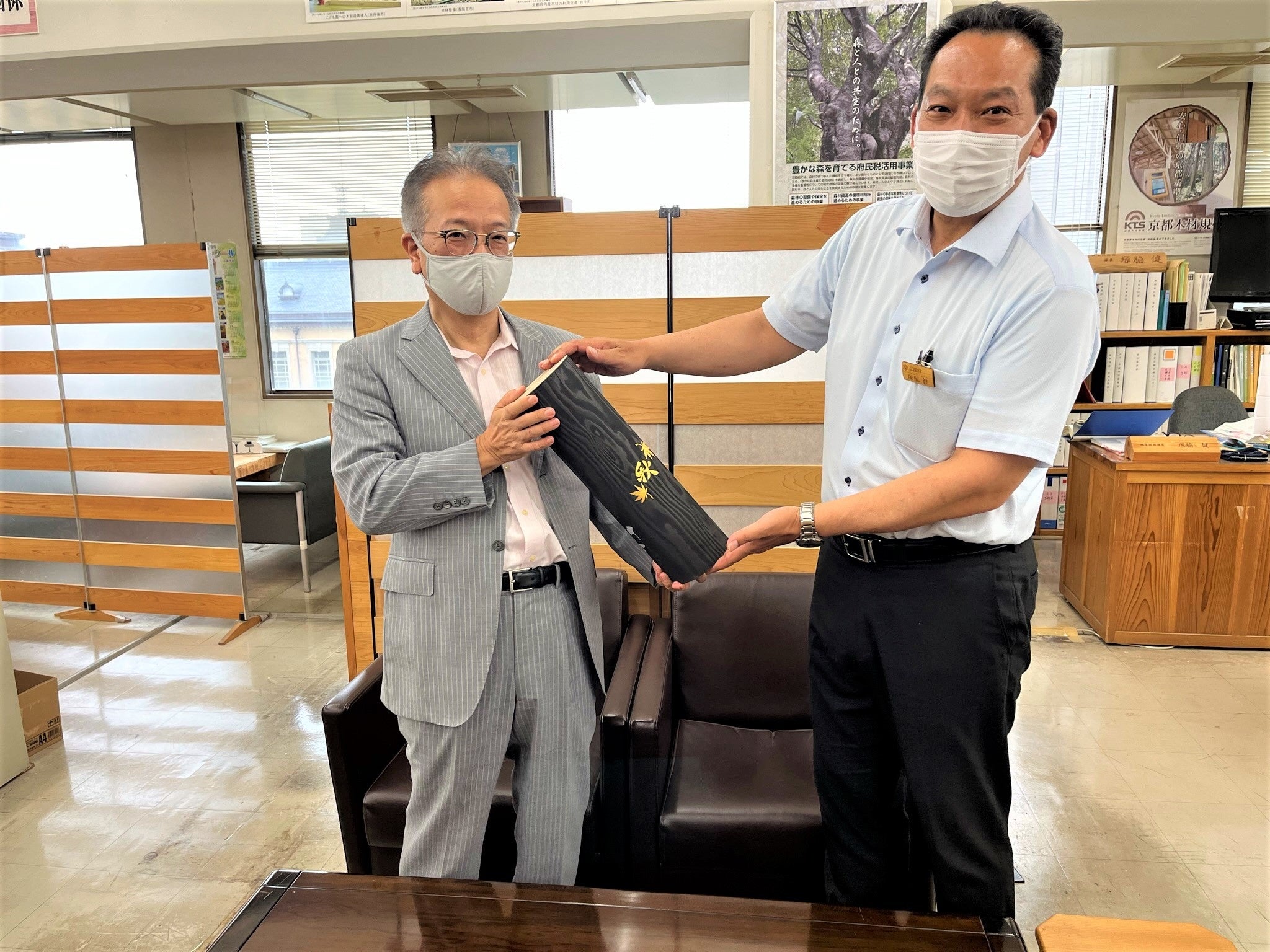 写真1：（右）京都府農林水産部林業振興課長　塚脇様　（左）サンコール(株)金田業務執行取締役