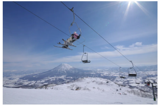 スキーリゾートとして有名なニセコ町。冬季はパウダースノーを目的に国内外から観光客が訪れます。