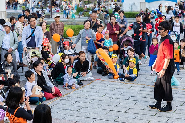 大道芸人によるストリートパフォーマンス