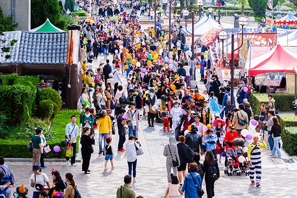 総勢500名以上により仮装パレードは壮観です