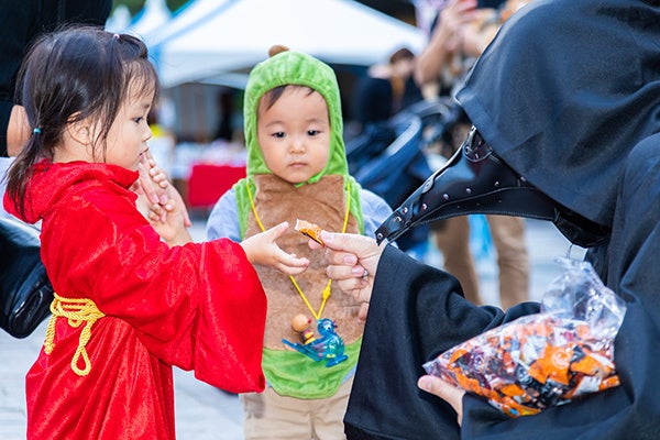 会場周辺の施設や店舗でお菓子がもらえるトリック・オア・トリートも開催
