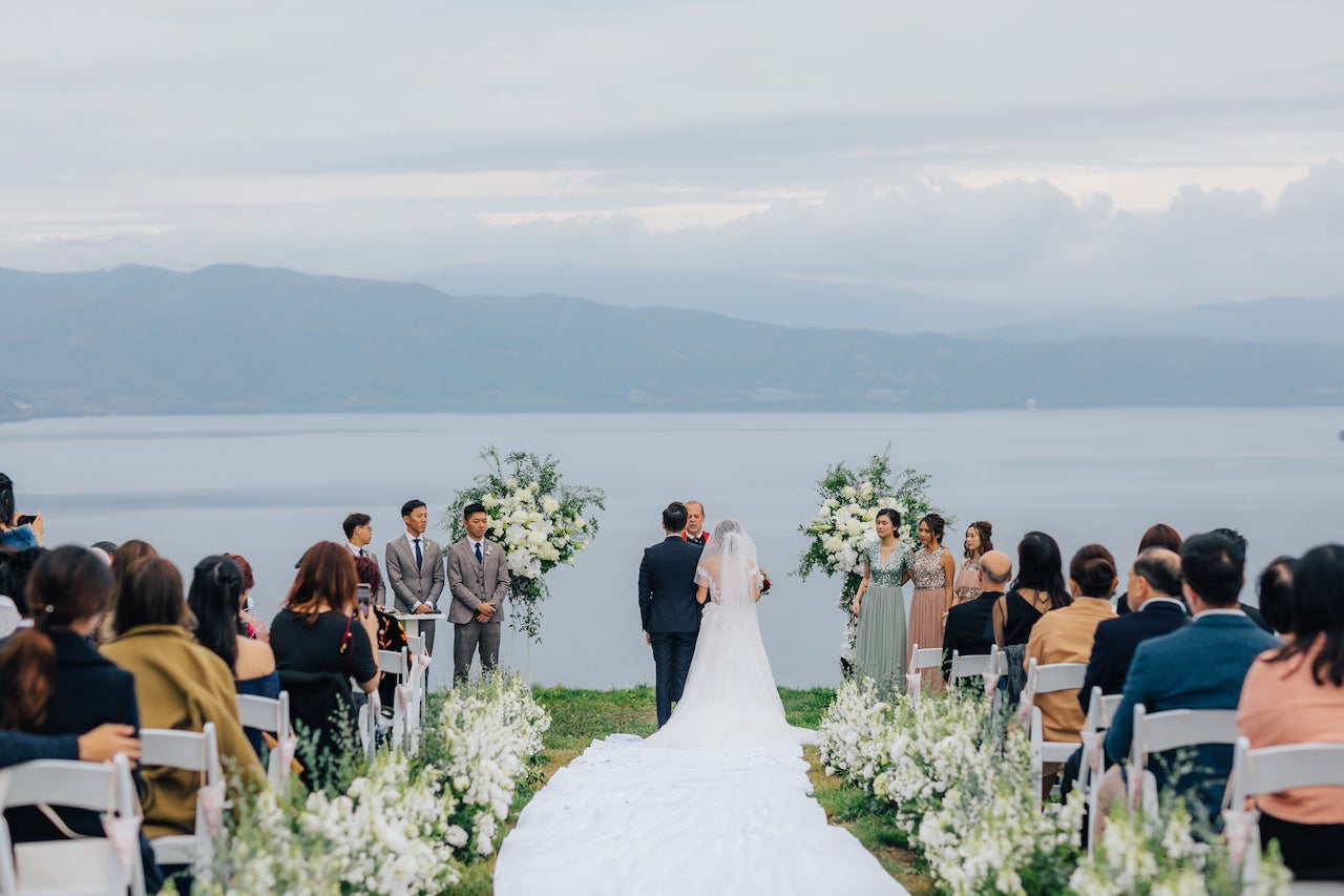 湖を見下ろす崖の上でのウェディング