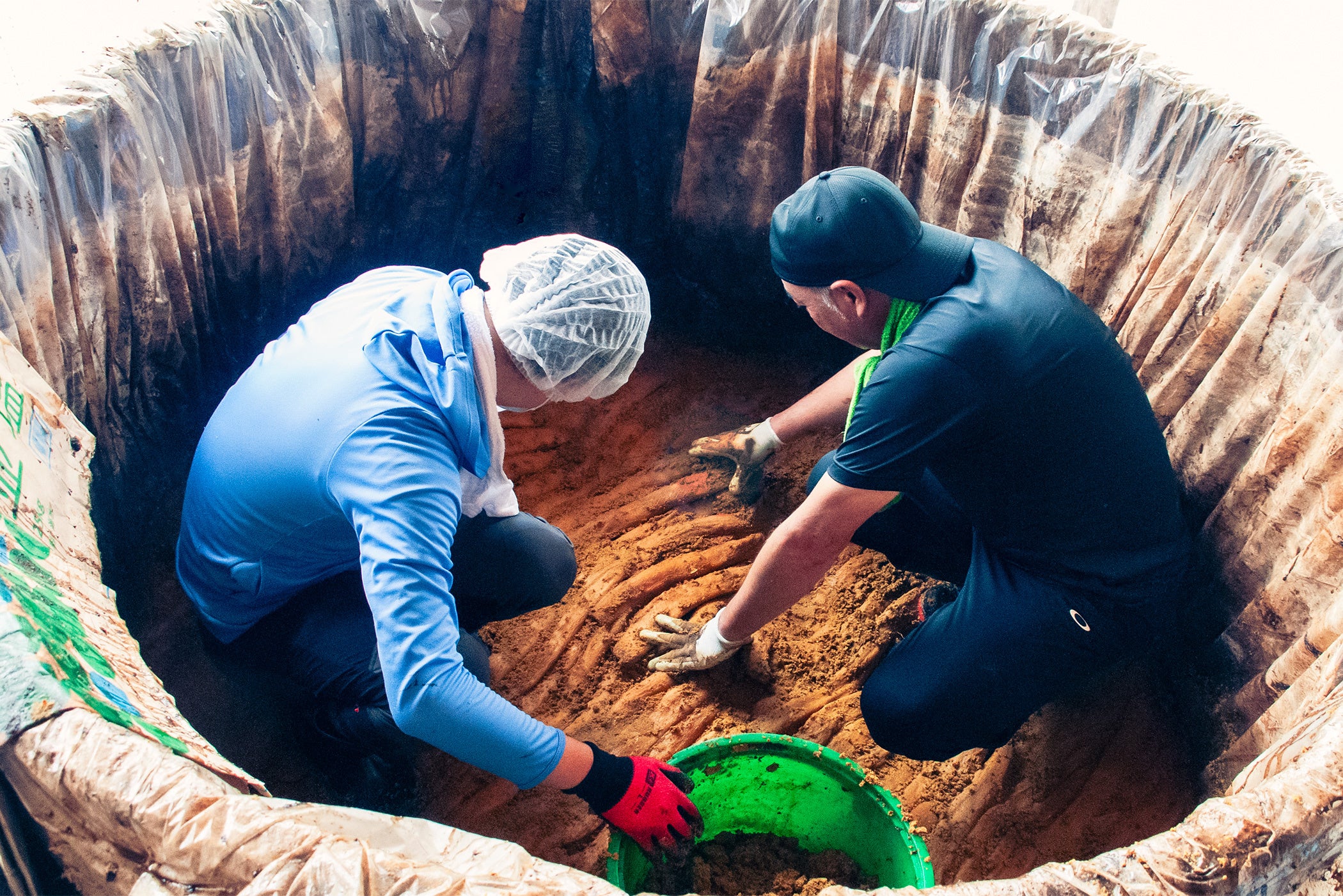 店内の大樽に御薗大根を漬けこむ