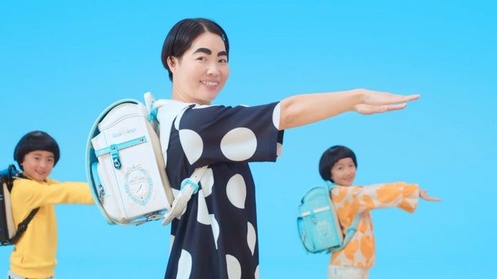 イモトアヤコさんが天使のはね新CMでキレキレダンスを披露!ランドセル工場に潜入も イモトアヤコさんが天使のはね新CMでキレキレダンスを披露!ランドセル工場に潜入も