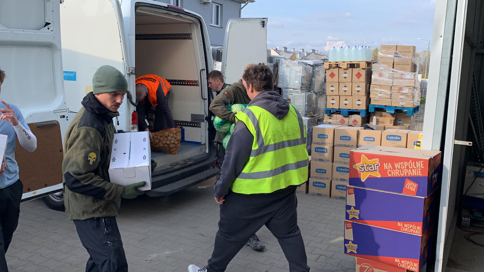 物資を輸送車両に詰め込む様子