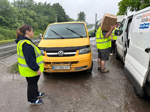 支援物資を運搬車に積む様子。