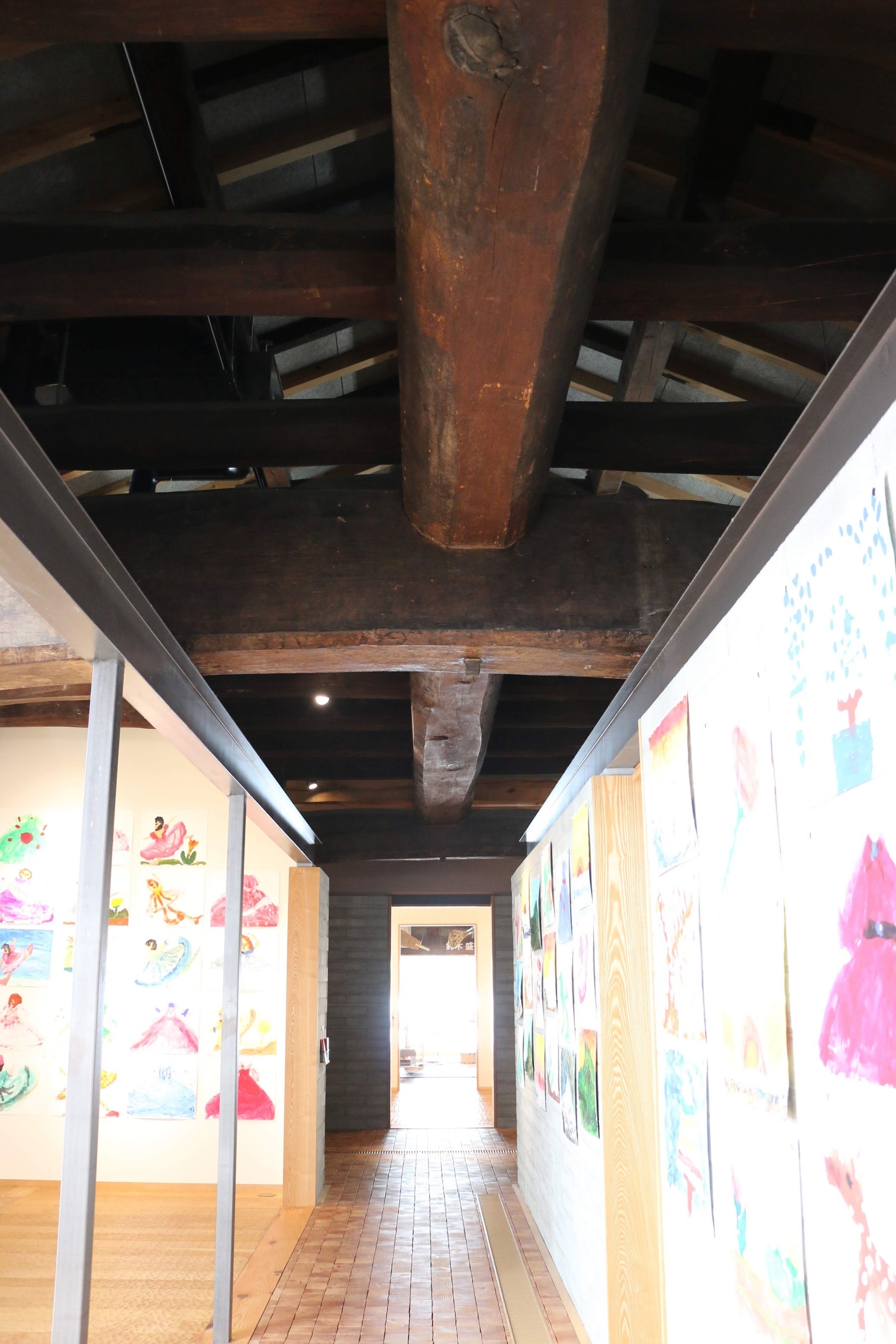 はじまりの美術館内館（展示作品は過去の展覧会のもの）