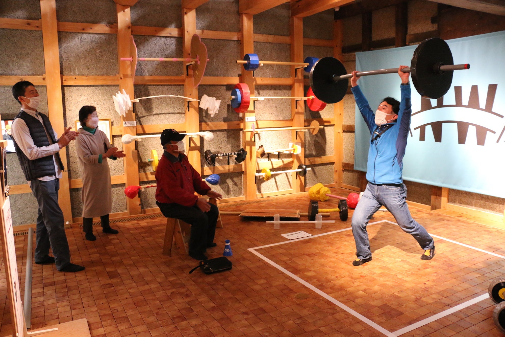 ぬか つくるとこ《ナントナティックウエイトリフティング》を体験する来館者の様子