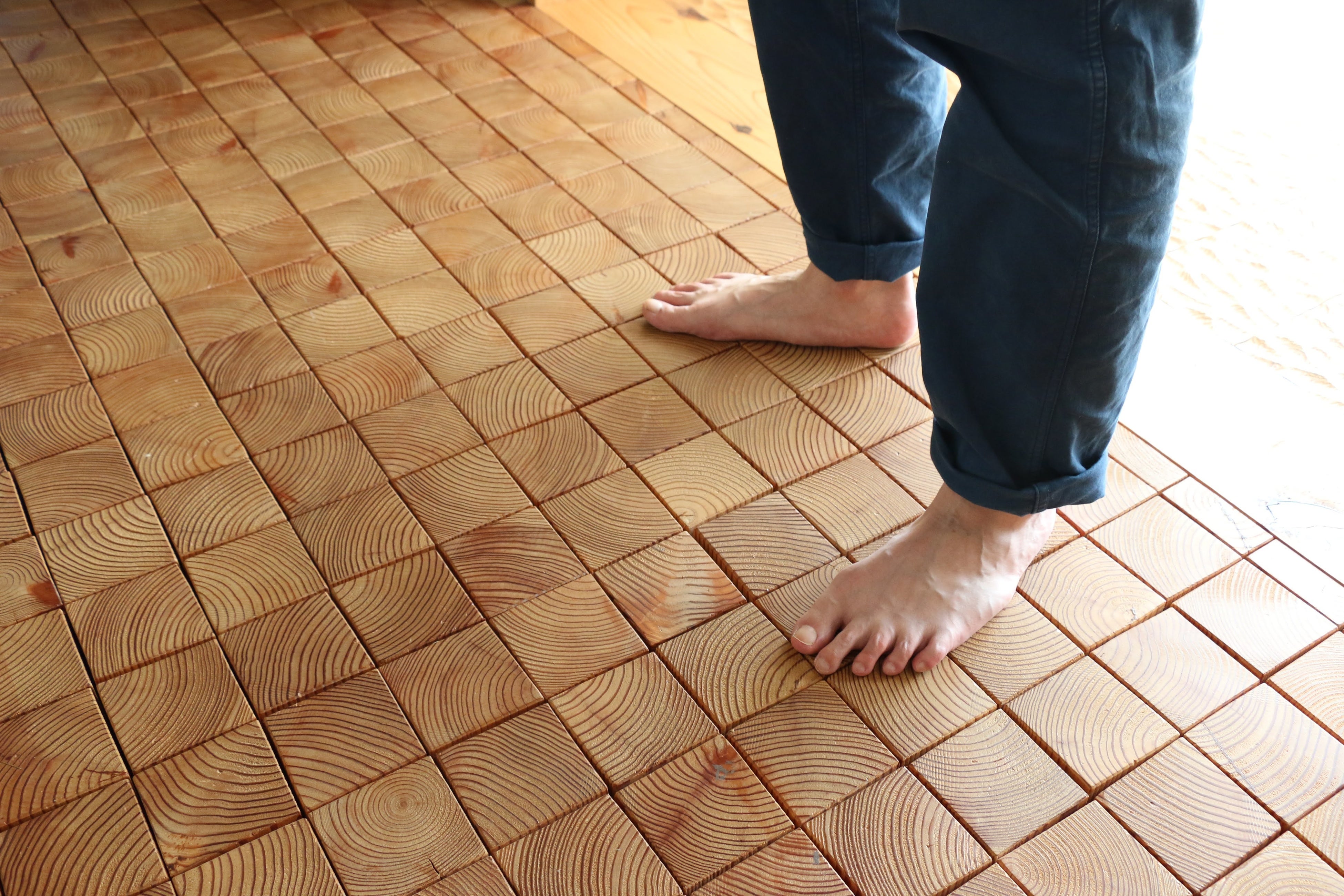 展示室内の床。展示室には靴を脱いで入ります。