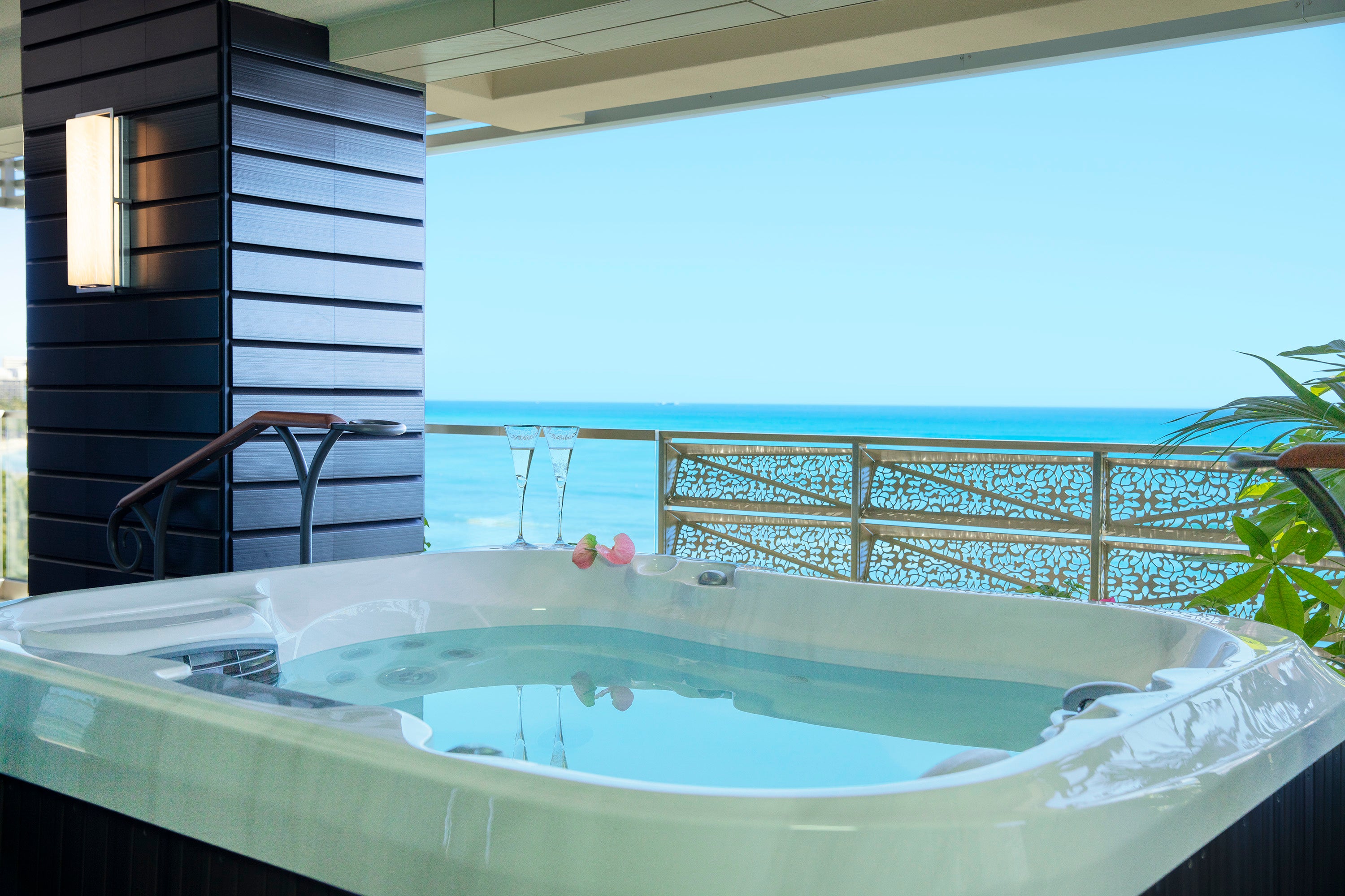 ワイキキビーチに臨む、各部屋のラナイに備え付けのジャグジー