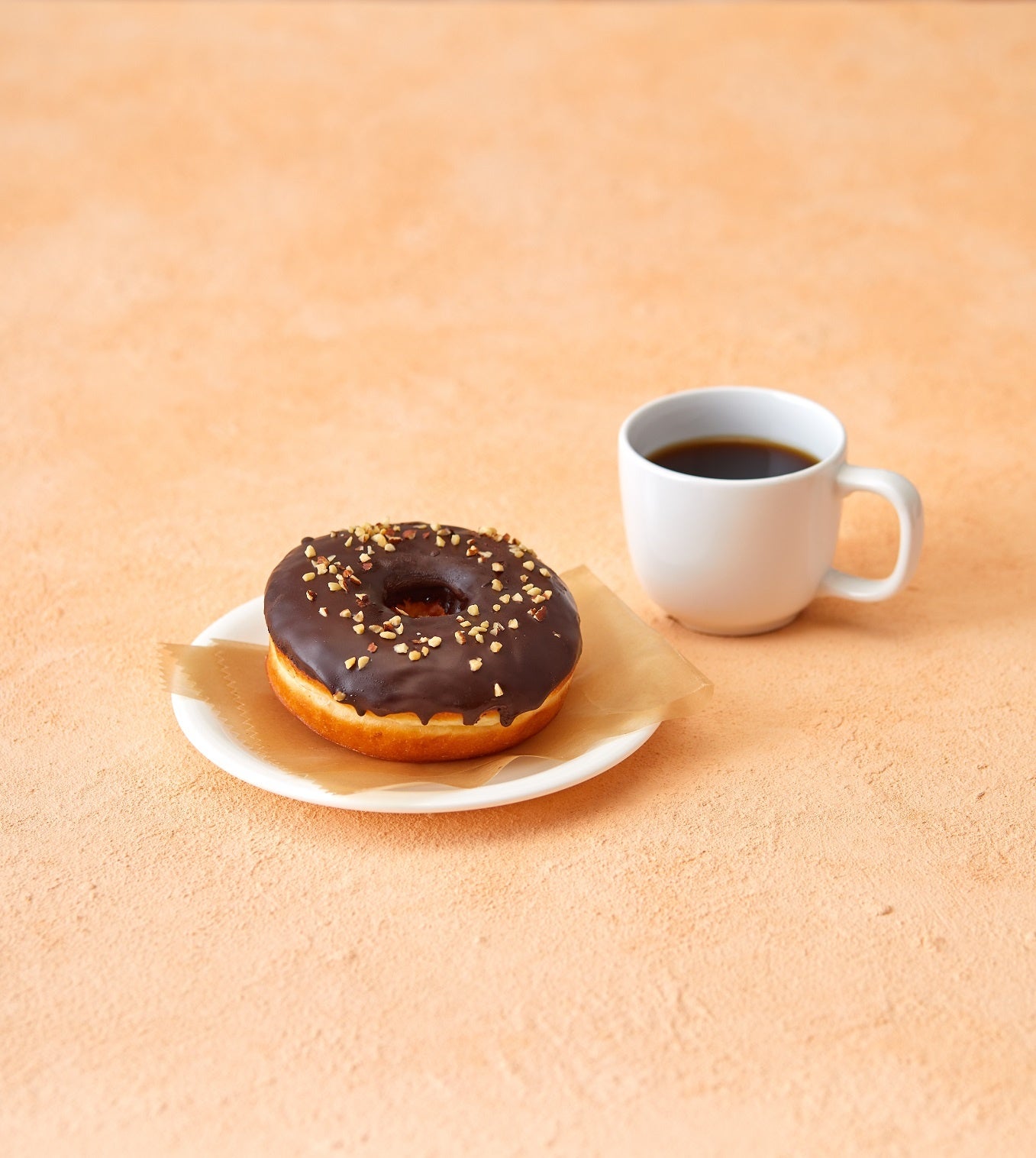 ふわもちドーナツ（チョコアーモンド）とコーヒー