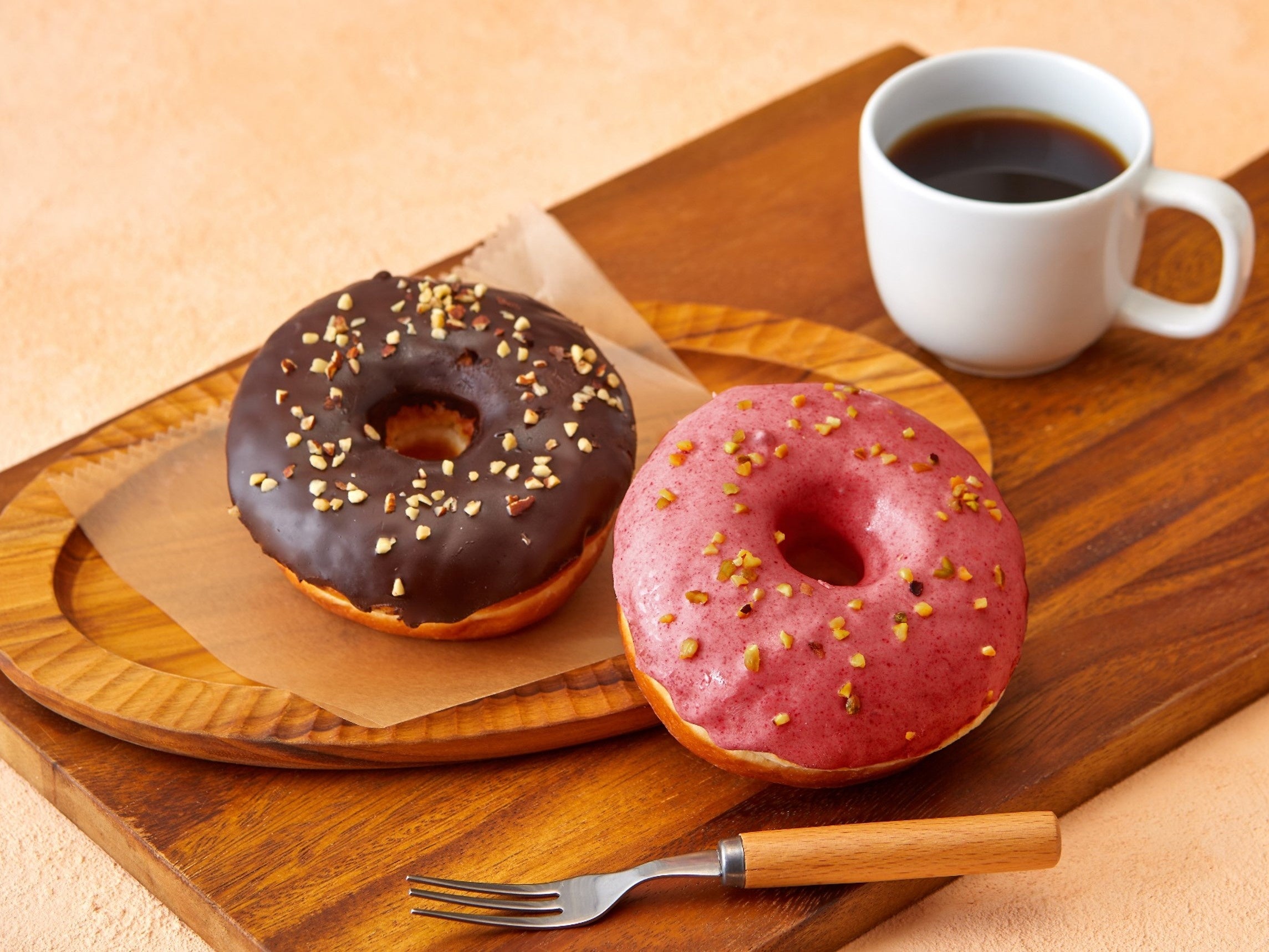 左：ふわもちドーナツ（チョコアーモンド）　右：ふわもちドーナツ（ラズベリーピスタチオ）