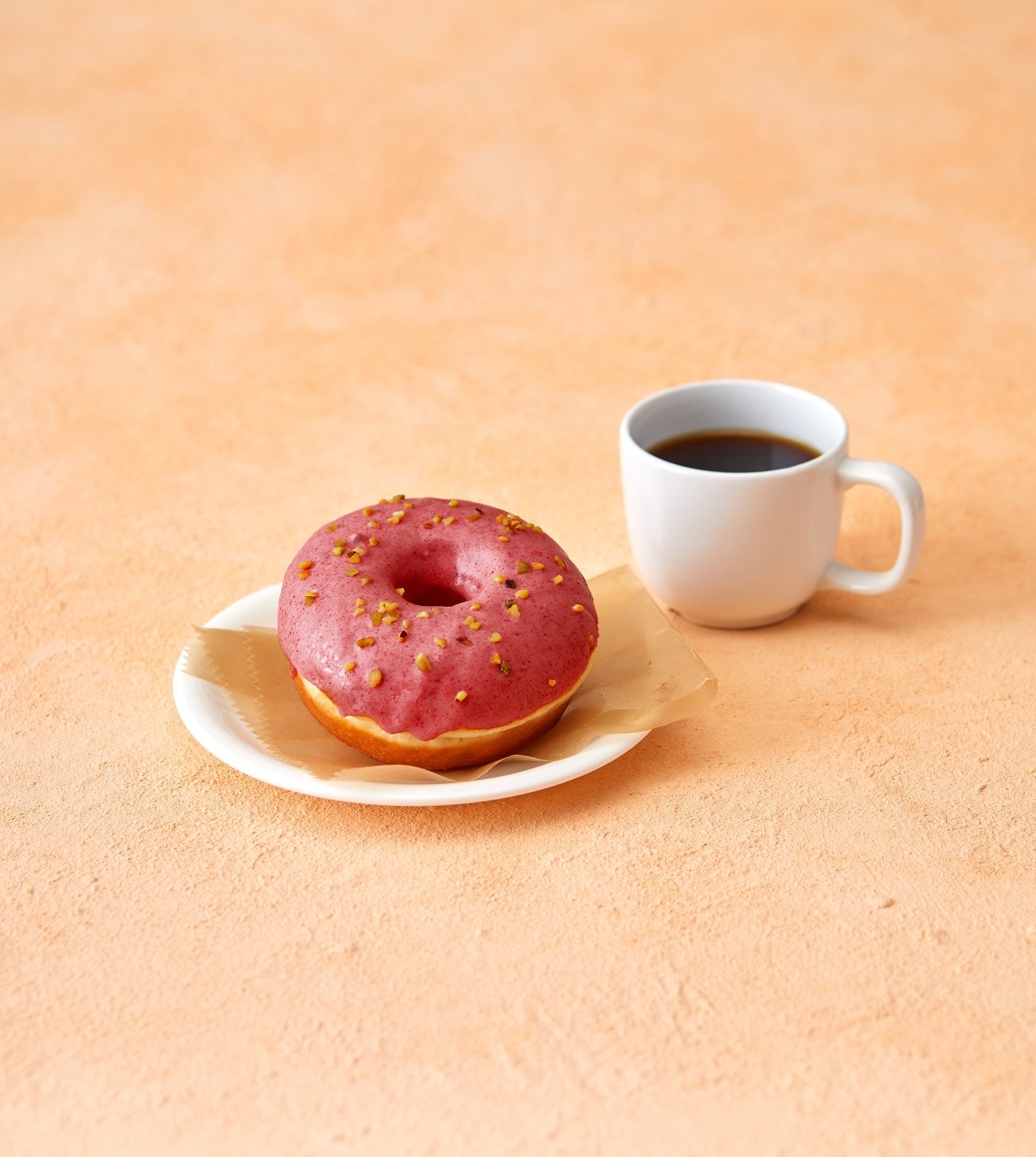 ふわもちドーナツ（ラズベリーピスタチオ）とコーヒー