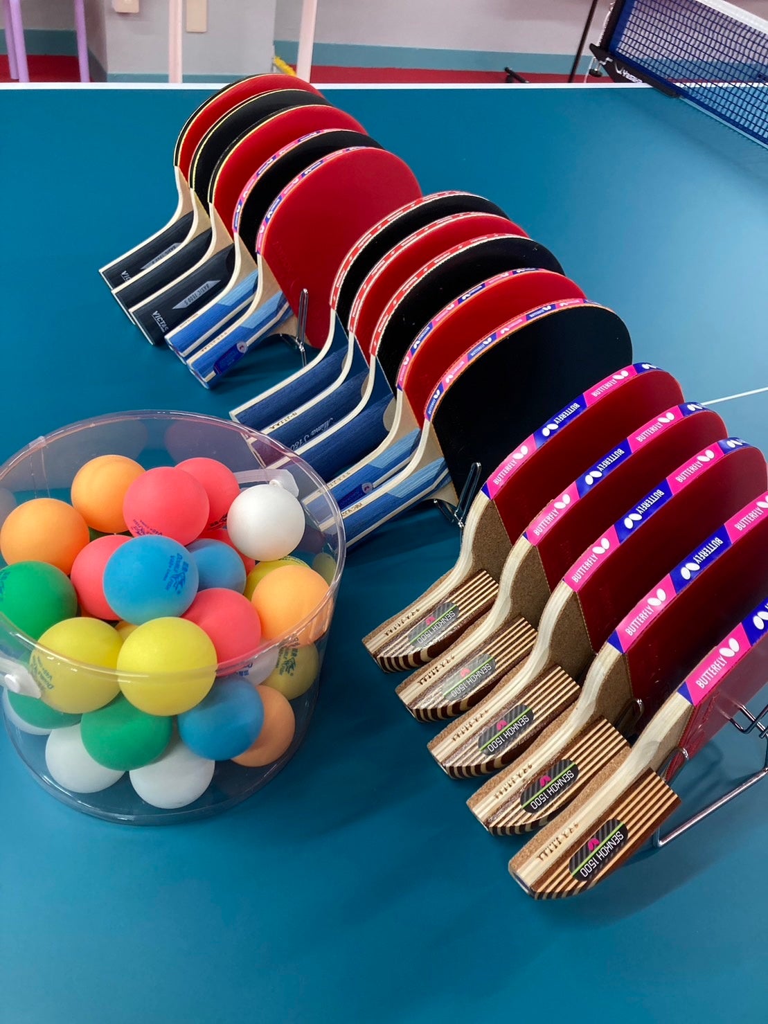 ラケット、ボールは無料でレンタルできます