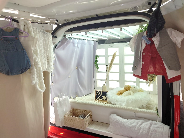 ０才専門移動写真館「ｈｉｈｉ（ハイハイ）」の内観