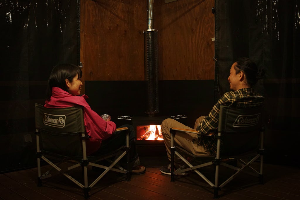 ツリーフロア-KAZE-食事スペース内の薪ストーブ