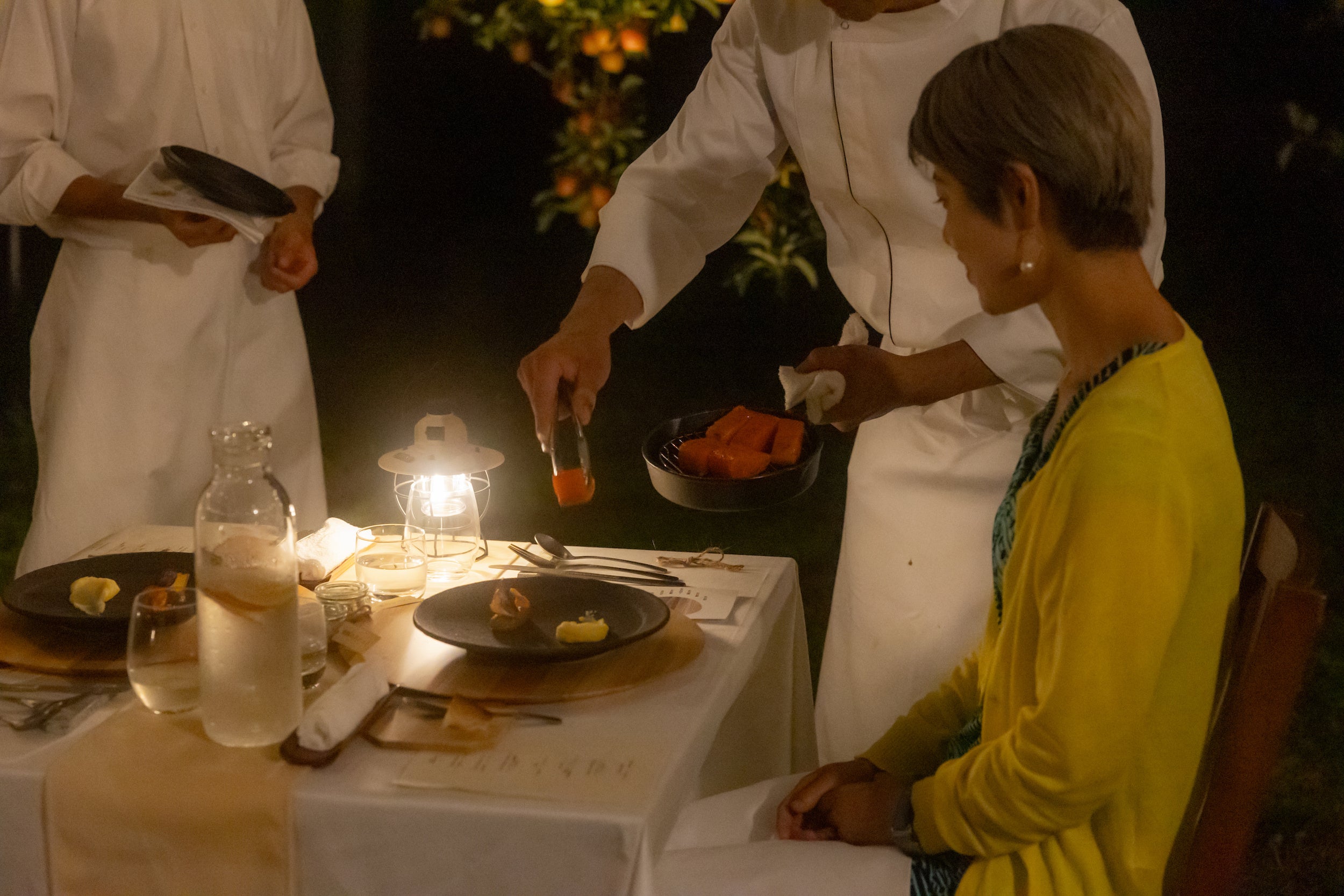 スモークしたアルプスサーモンをサーブ