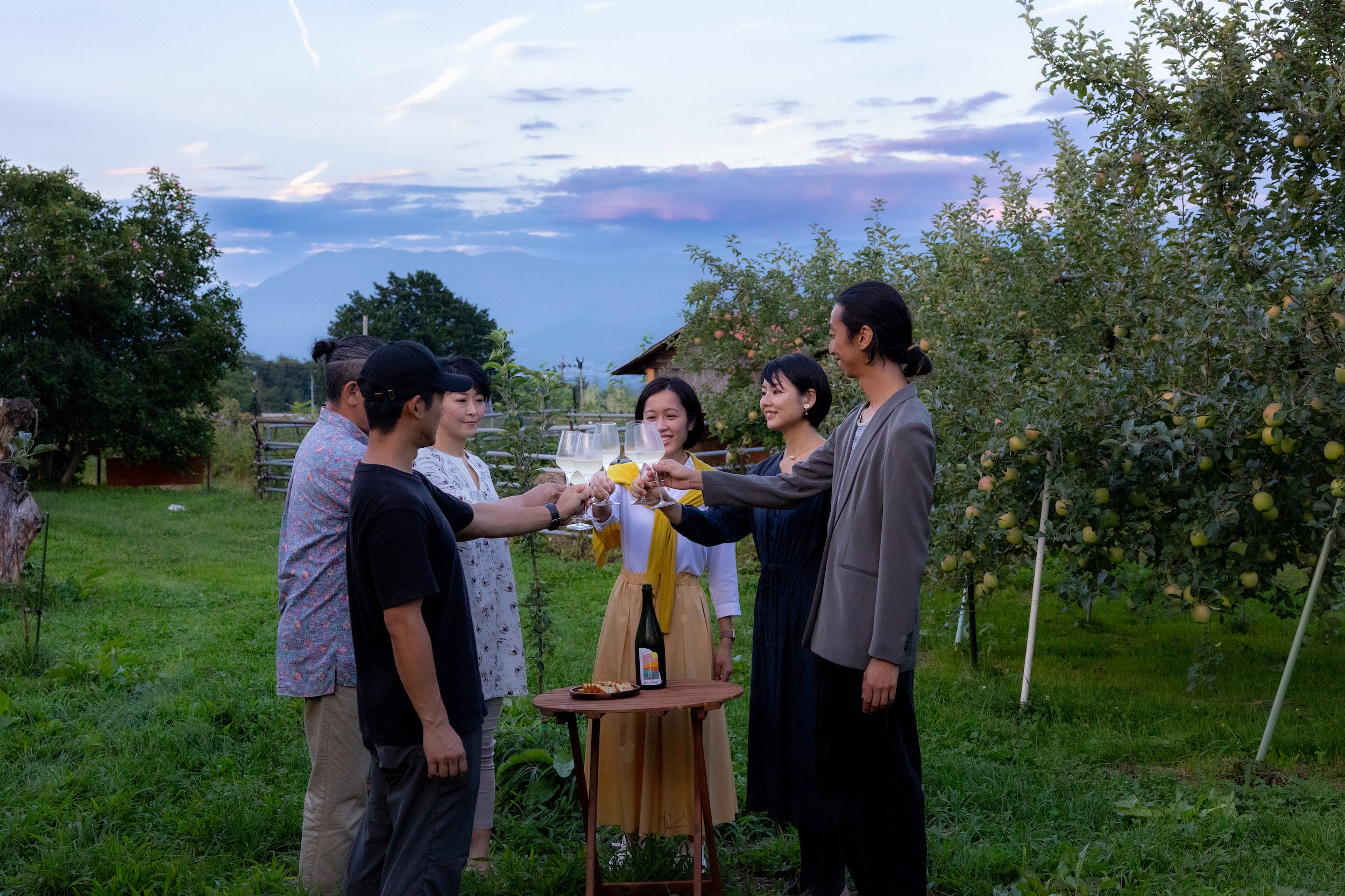 農家さんと一緒に乾杯