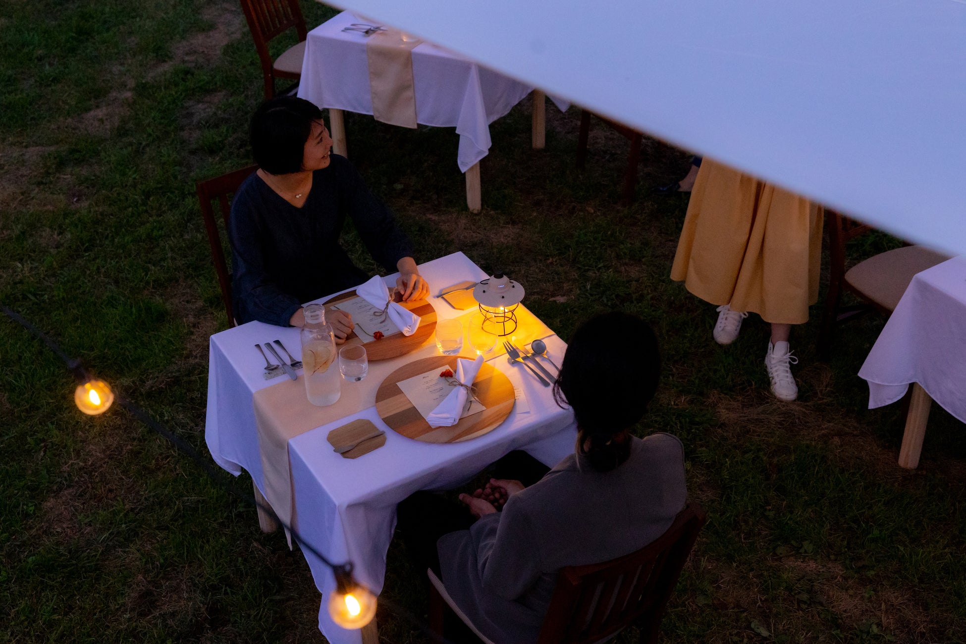 テーブルにつきます