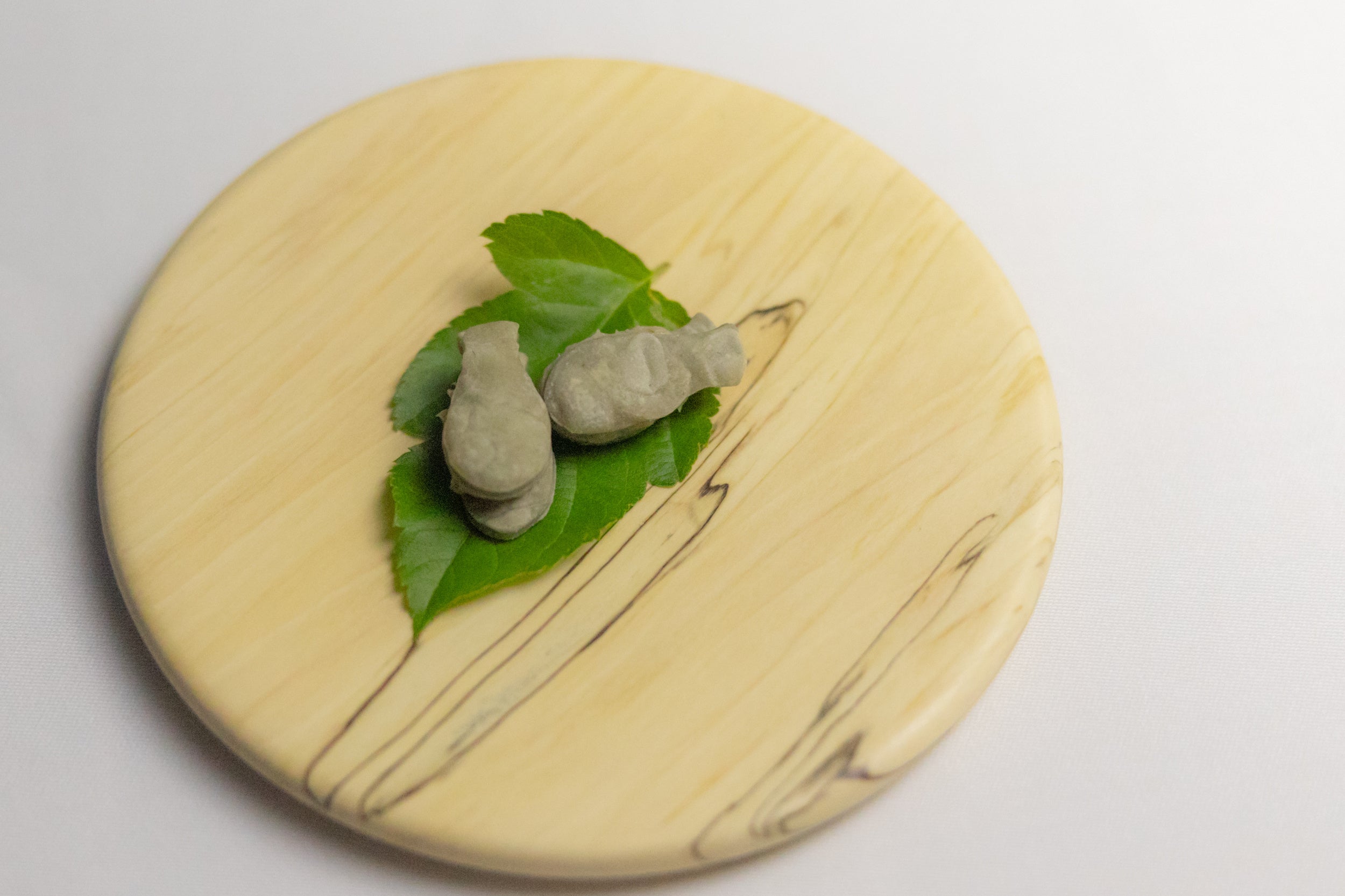 アミューズ（アマゴと胡麻のビスケットサンド）