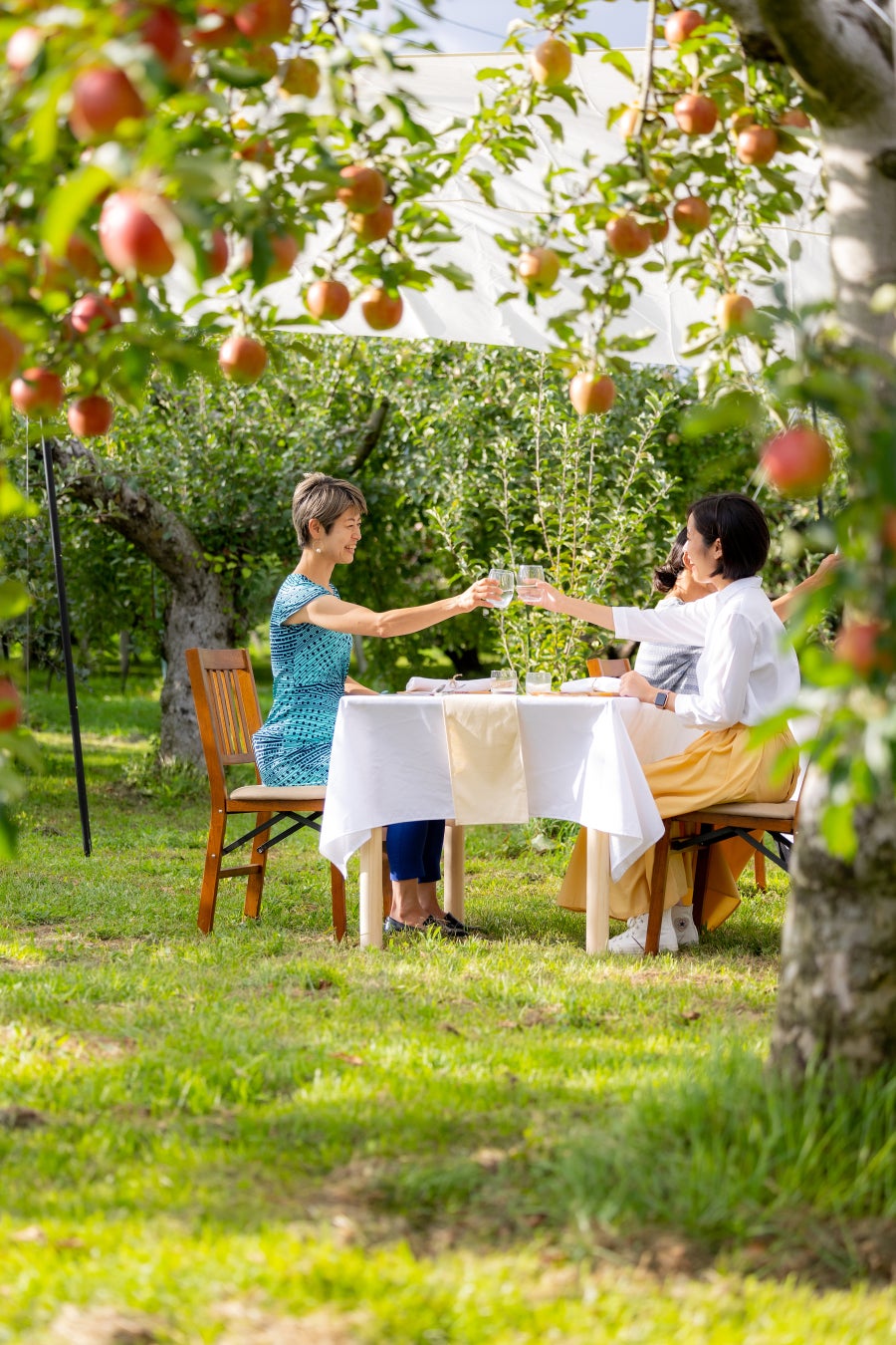 くだものの木に囲まれたレストラン