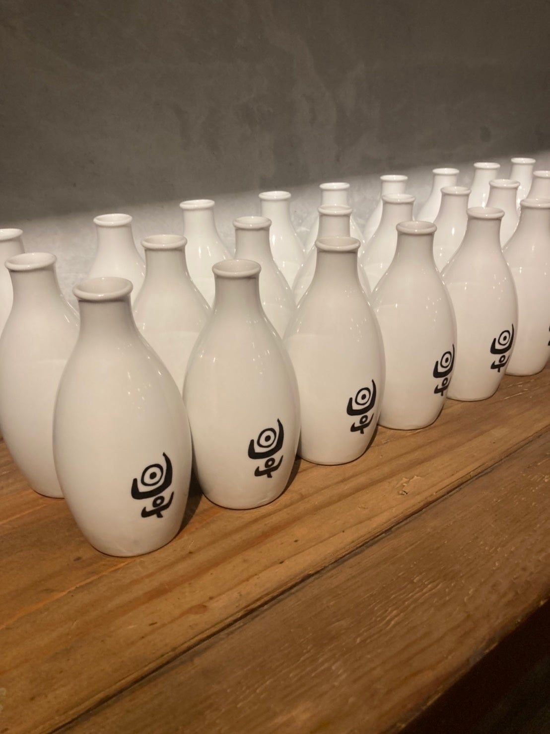 シンボルマークを配した徳利