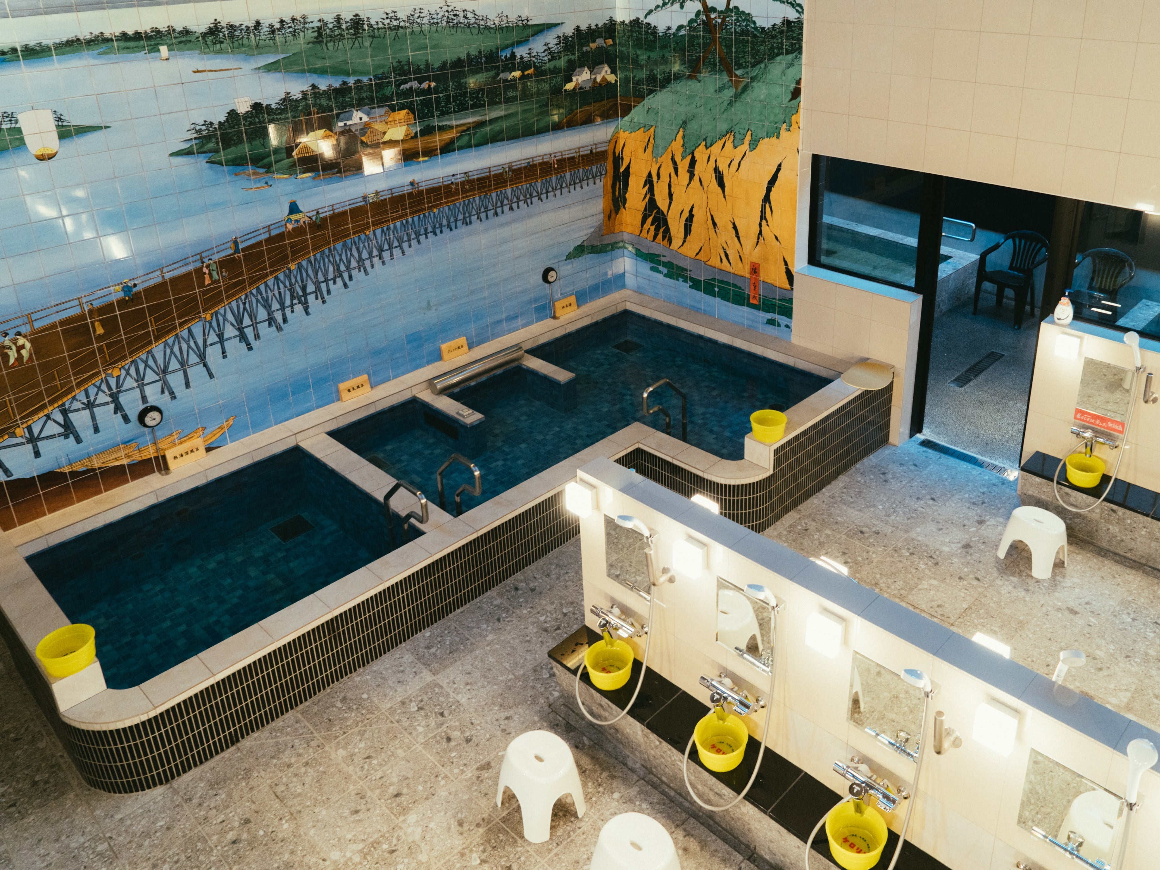 内湯：女湯は歌川広重「千柱の大はし」タイル画