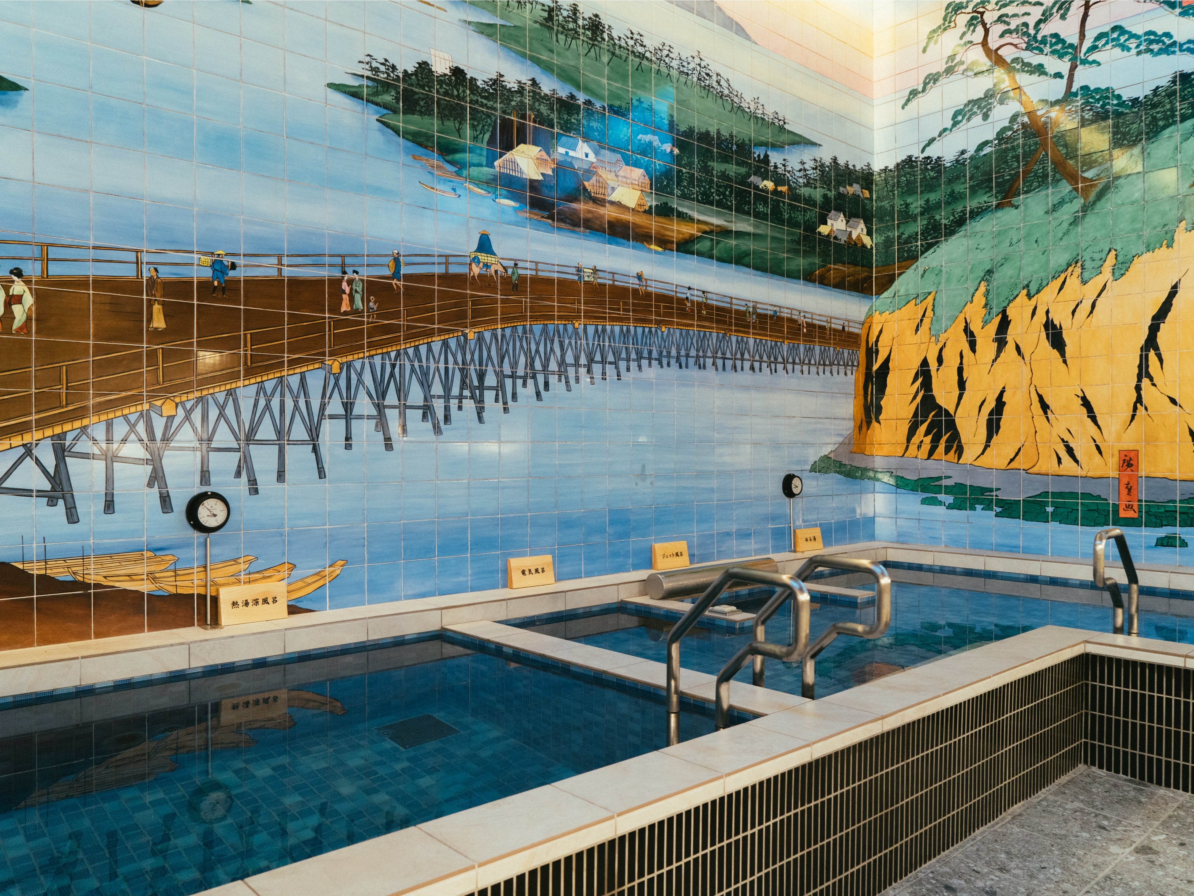 女湯の電気風呂、温湯、ぬる湯、ジェット風呂