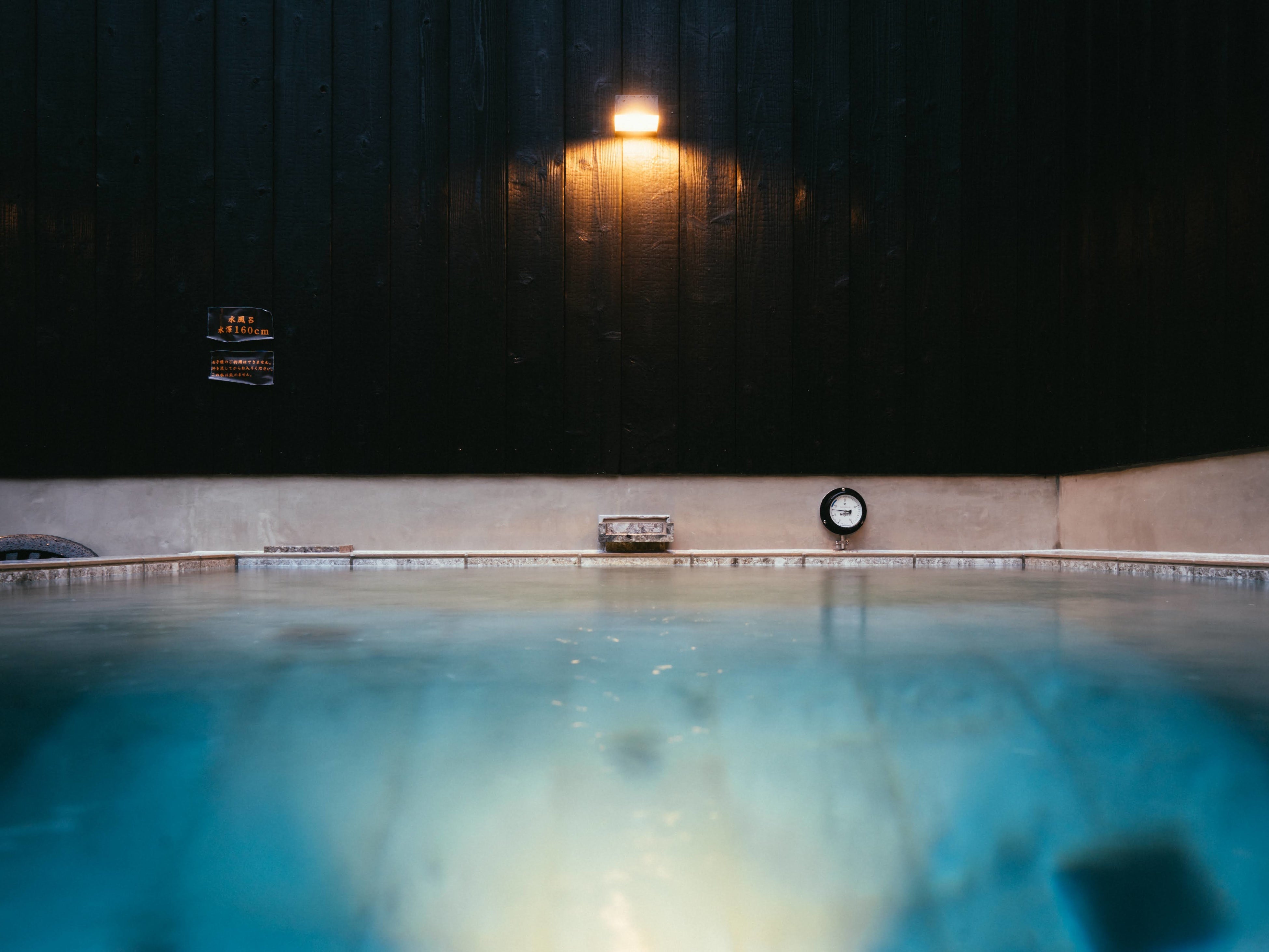 水深160cmの水風呂(男湯)
